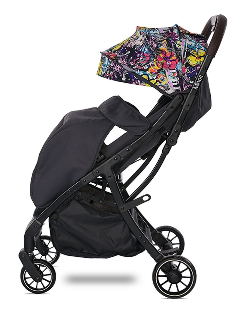 Seitenansicht eines schwarzen Kinderwagens mit graffitiartigem Verdeck und braunen Griffen.