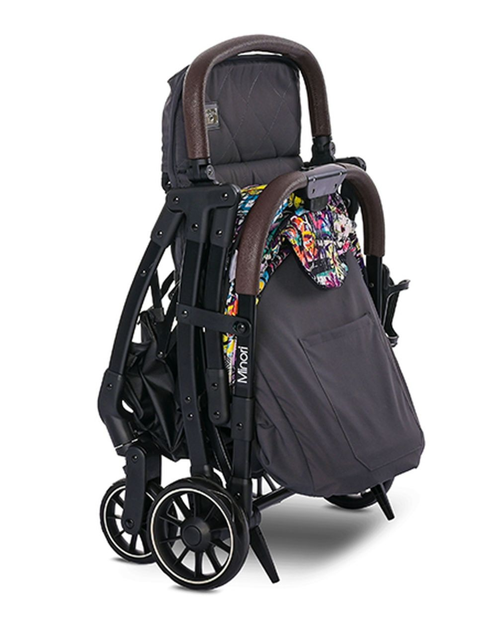 Ein zusammengeklappter schwarzer Kinderwagen mit graffitiartigem Verdeck und braunen Griffen.