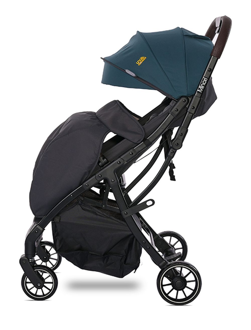 Ein zusammengeklappter schwarzer Kinderwagen mit dunkelgrünem Verdeck und braunen Griffen.