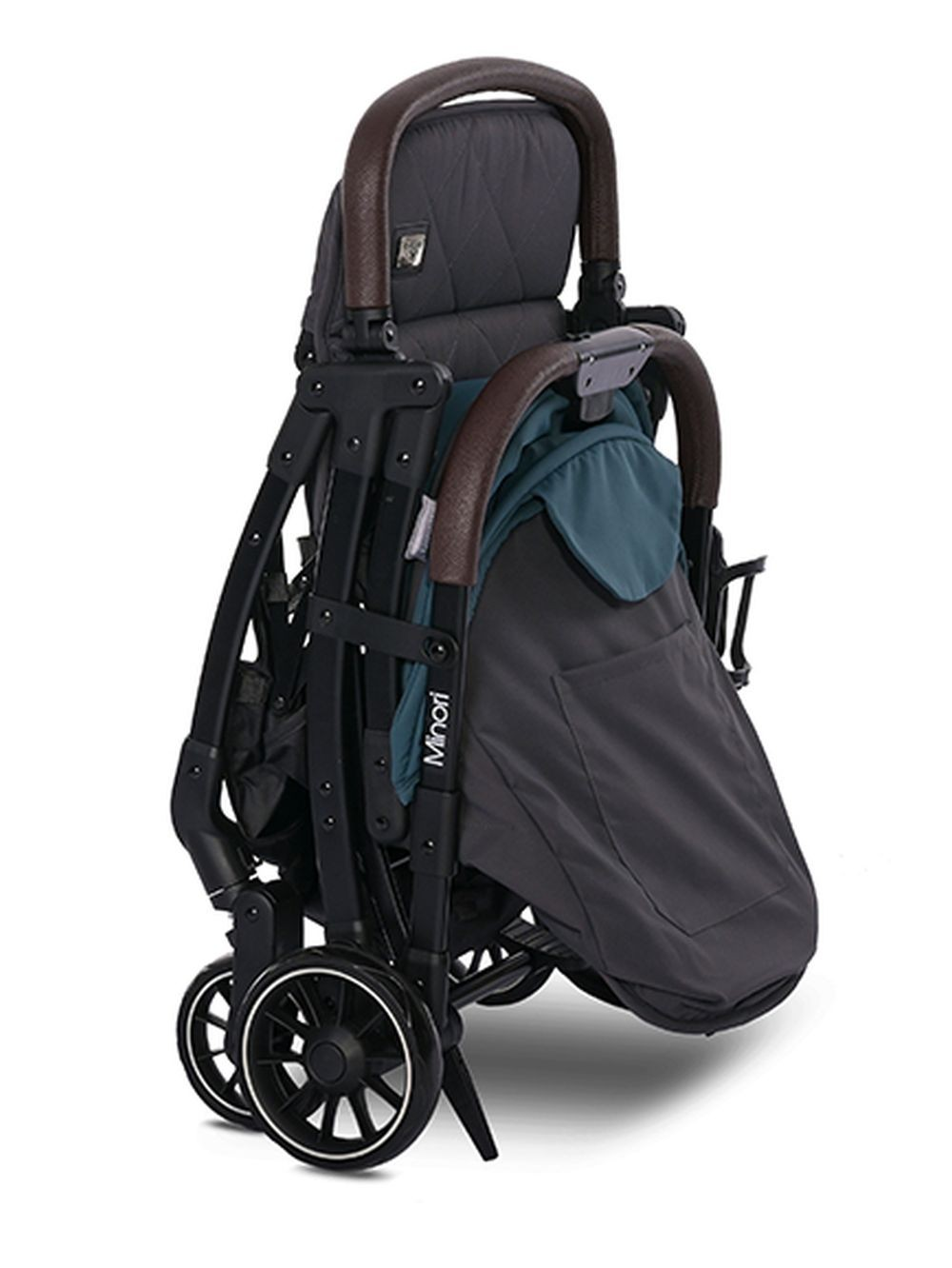 Ein zusammengeklappter schwarzer Kinderwagen mit dunkelgrünem Verdeck und braunen Griffen.