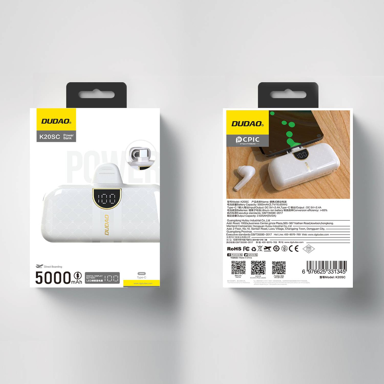 Opakowanie białego power banku z telefonem i słuchawkami.