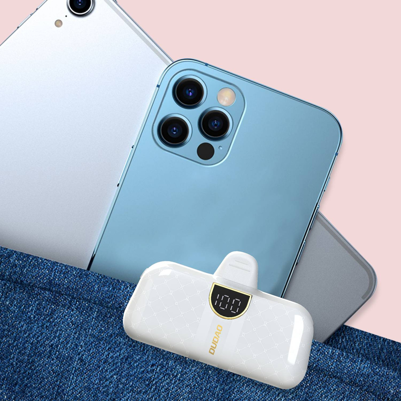 Biały power bank między telefonami w kieszeni dżinsowej.