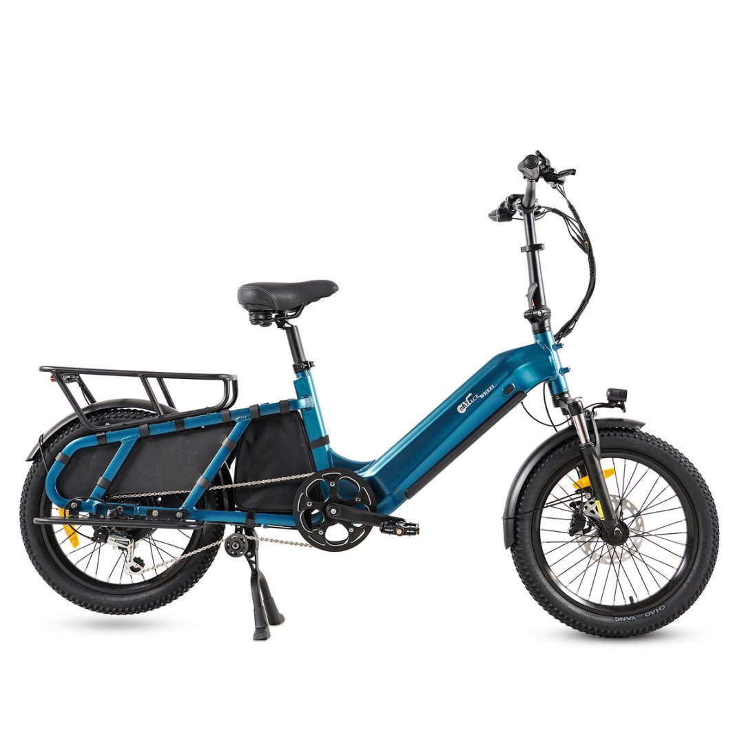 Niebieski rower elektryczny z czarnymi oponami, bagażnikiem i czarnym siedzeniem, na białym tle.
