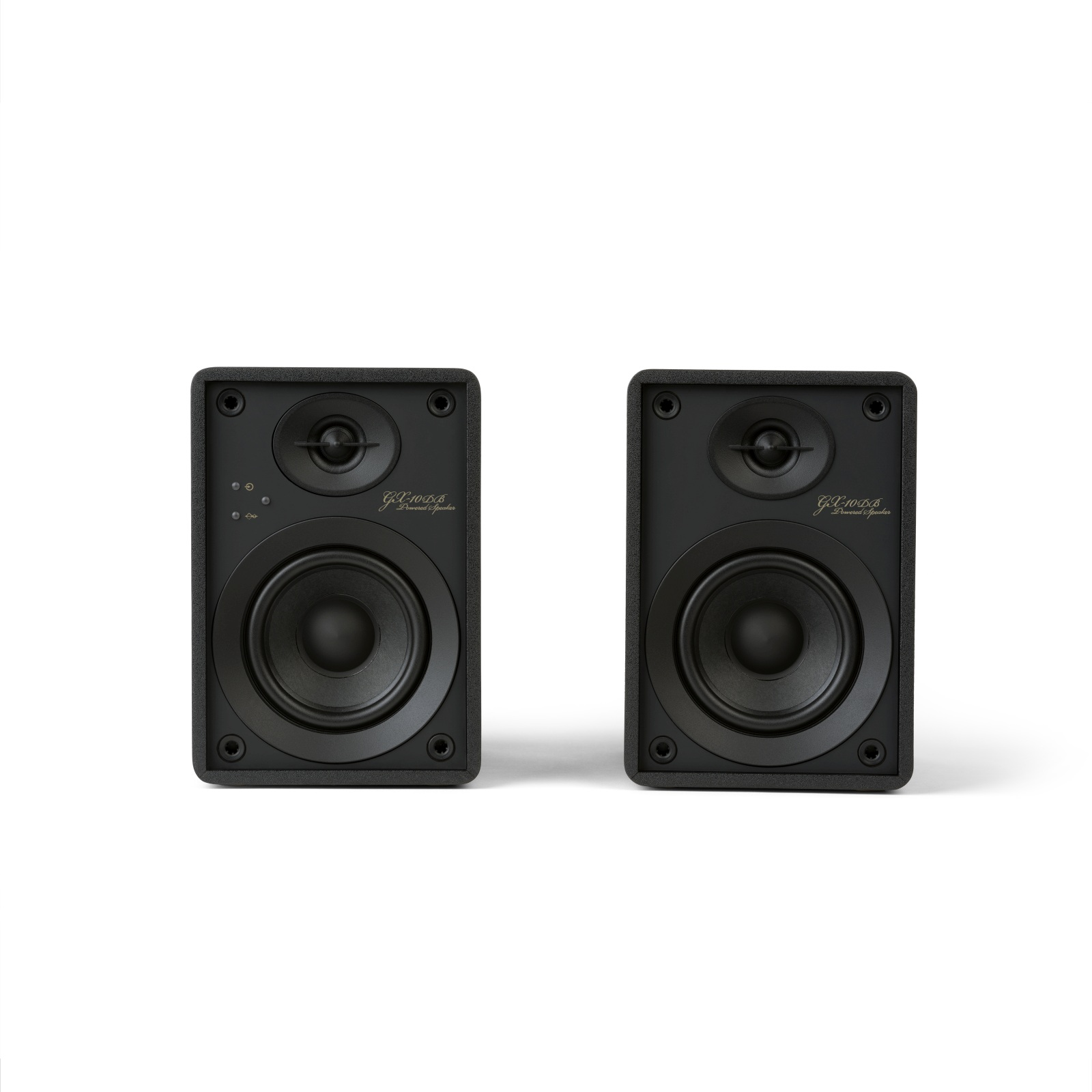 Due altoparlanti neri con un woofer centrale e un tweeter più piccolo. Il nome del marchio è dorato.