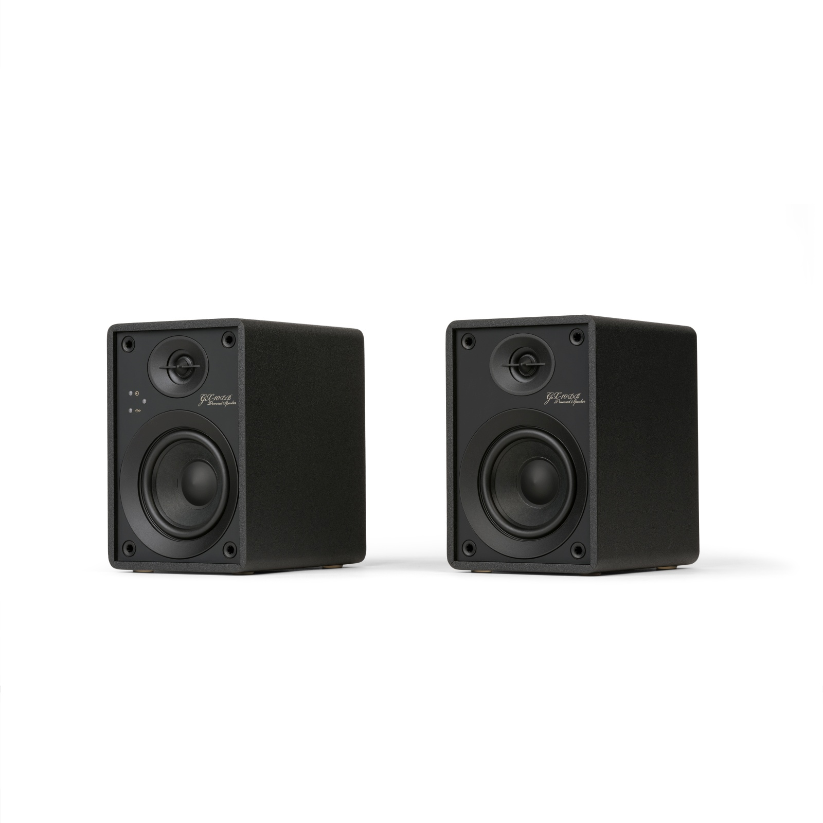 Due altoparlanti neri con woofer centrale e tweeter. Gli altoparlanti sono vicini.