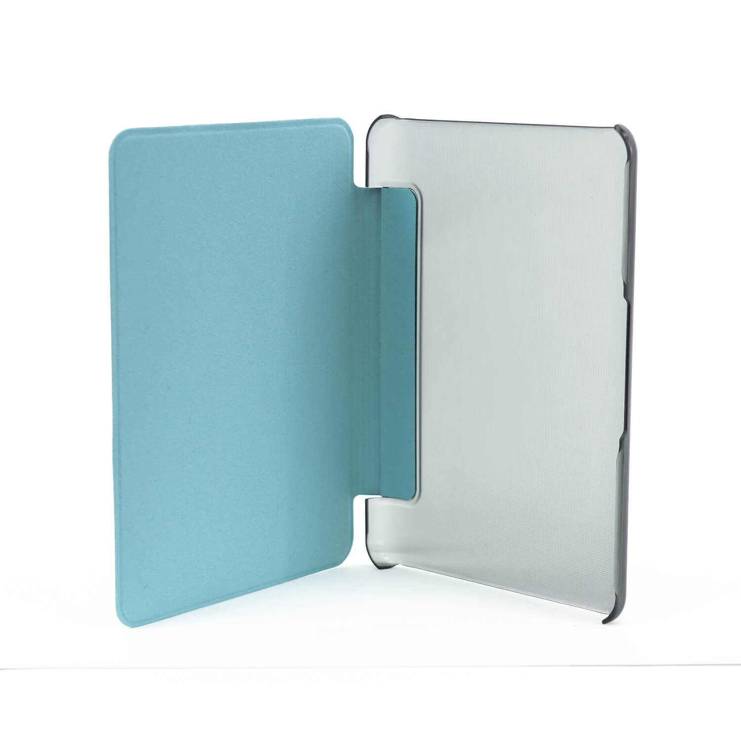 Otwarta niebieska okładka ebooka obok czytnika. Białe tło.