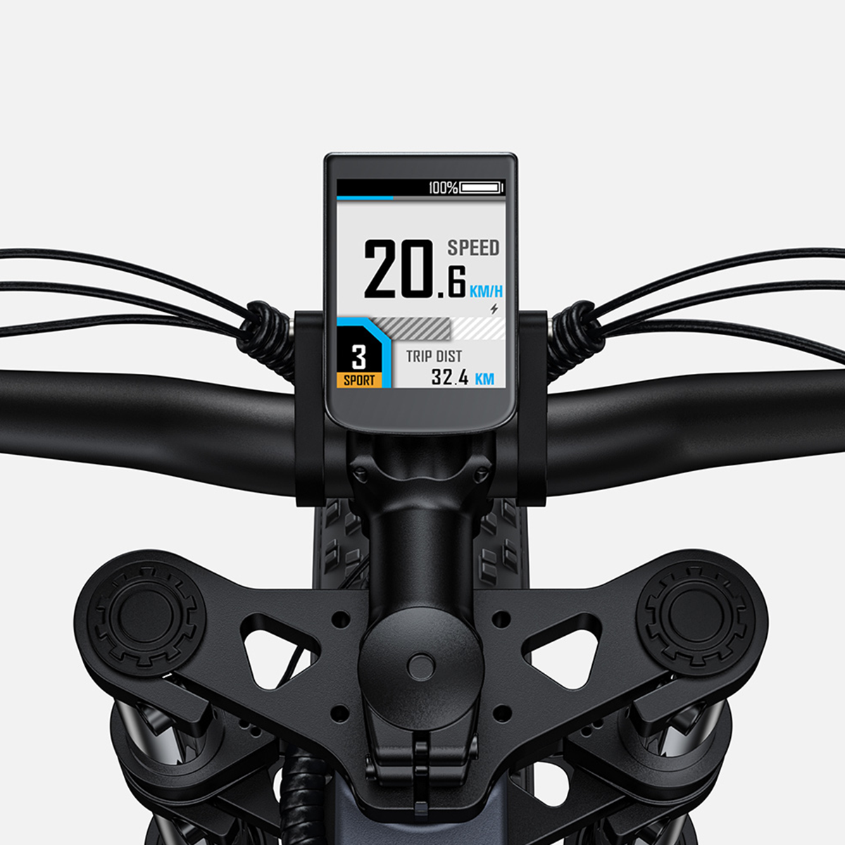 Zbliżenie ekranu roweru elektrycznego pokazującego prędkość, dystans podróży i szczegóły trybu sportowego na czarnym tle.