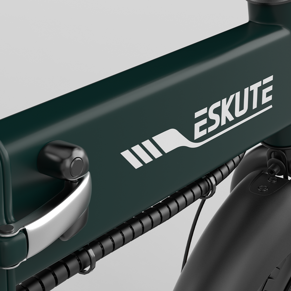 Zbliżenie na bok zielonego roweru elektrycznego z nazwą marki „ESKUTE”. W pobliżu znajduje się czarny uchwyt.
