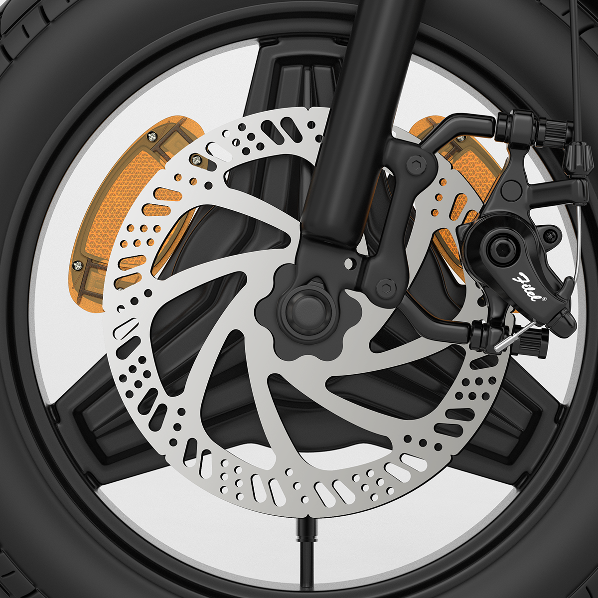 Zbliżenie koła roweru z hamulcem tarczowym i pomarańczowymi odblaskami.