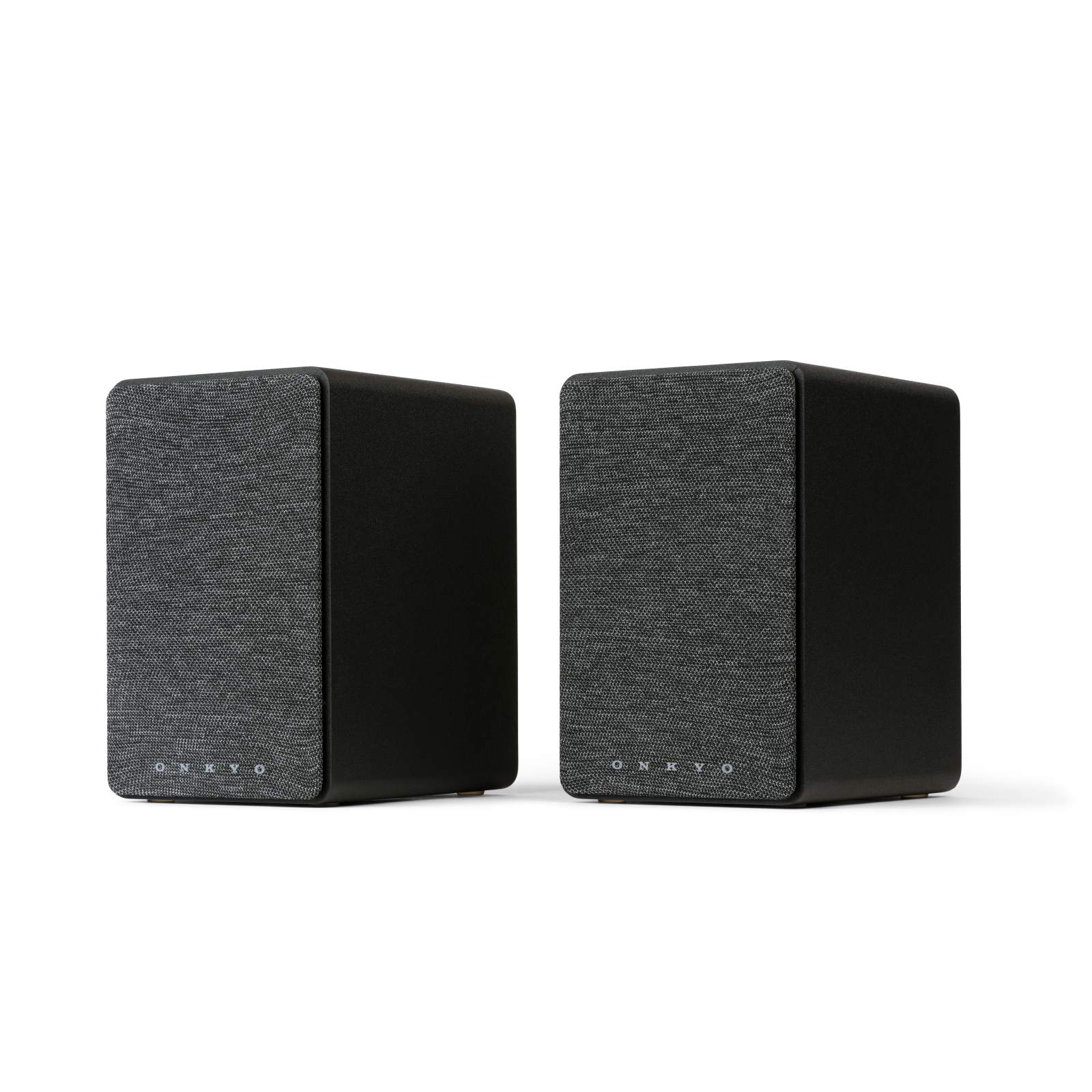 Due altoparlanti neri con fronte in tessuto grigio. Sfondo bianco. Logo ONKYO in basso.