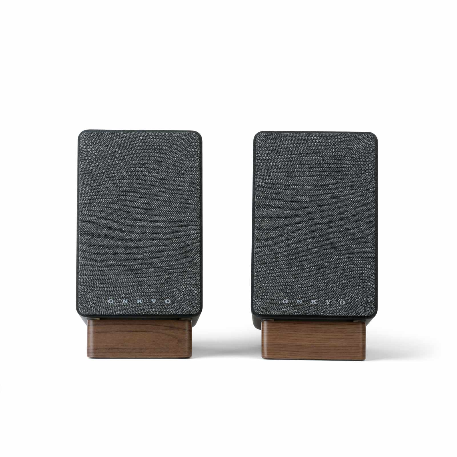 Due altoparlanti neri con tessuto grigio. Supporti in legno, sfondo bianco. Logo ONKYO sotto.