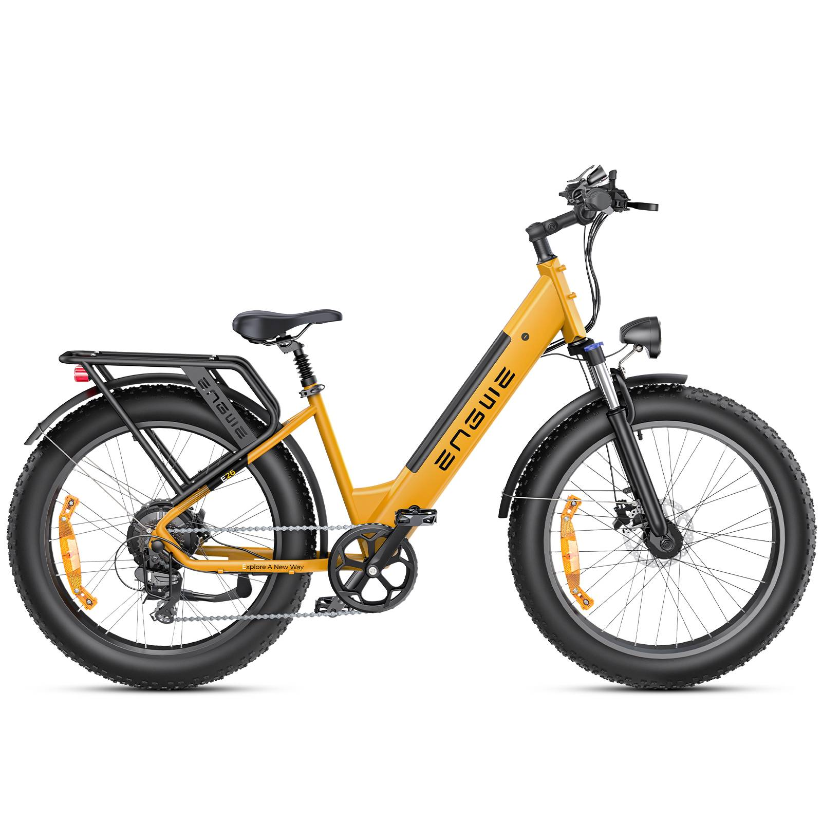 Żółty rower elektryczny z dużymi oponami, czarnym bagażnikiem i przednim reflektorem.