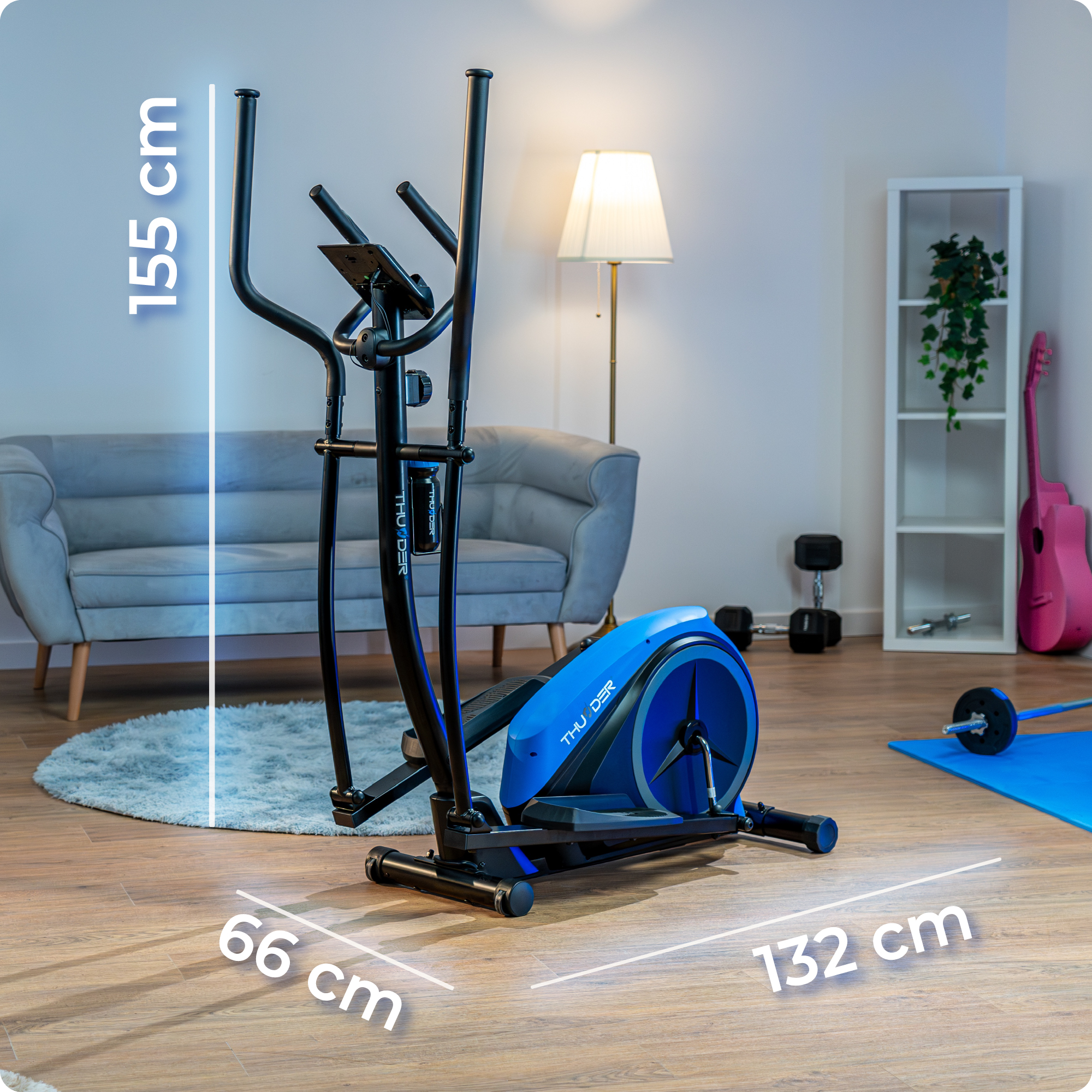 Niebiesko-czarna maszyna eliptyczna w pokoju z wymiarami.