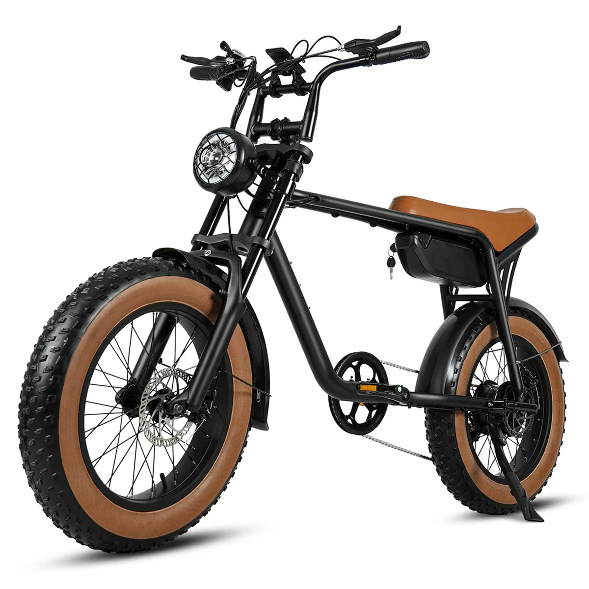 Czarny rower fatbike z brązowym siodełkiem i oponami na białym tle.
