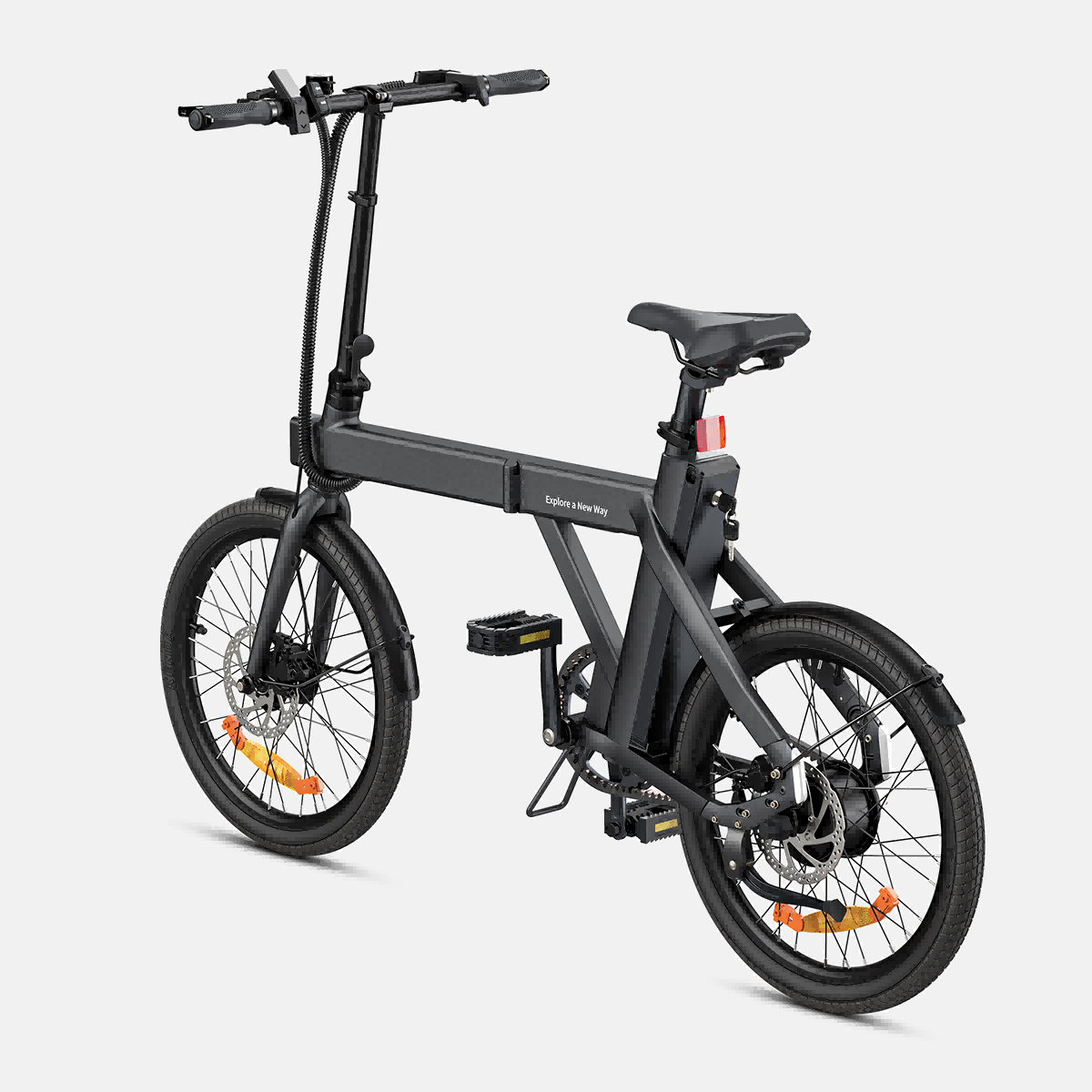 Czarny składany rower elektryczny na białym tle. Ma małe koła i minimalistyczny design. Marka niewidoczna.