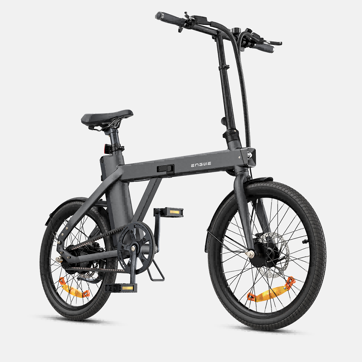 Czarny składany rower elektryczny na białym tle. Ma małe koła i opływowy design. Marka niewidoczna.