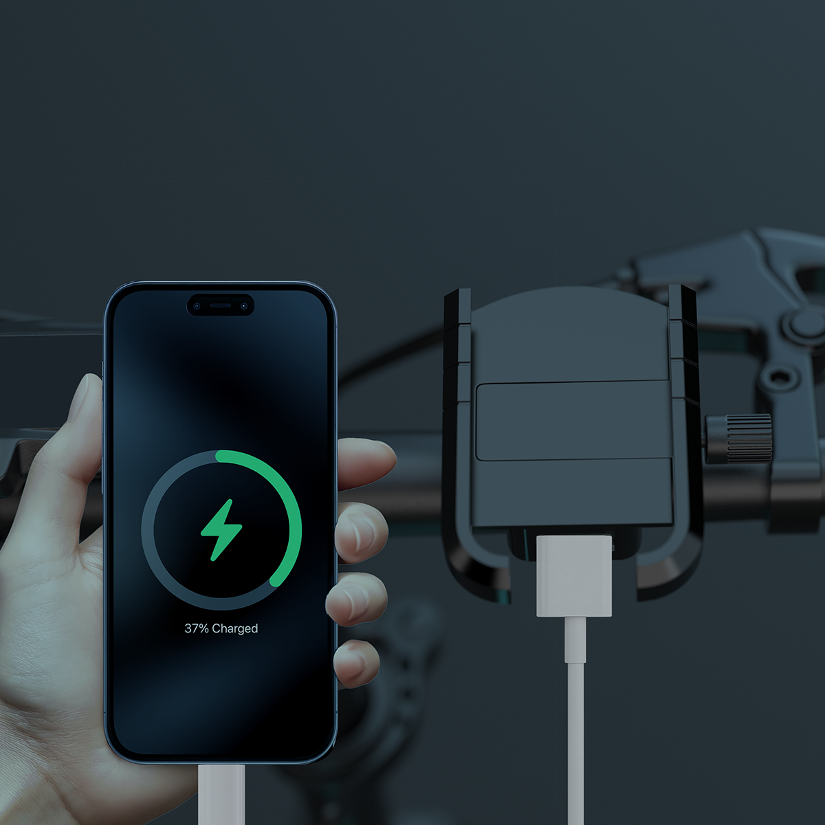 Ręka trzyma telefon w trakcie ładowania. Telefon pokazuje 37% naładowania. Z tyłu czarny uchwyt.
