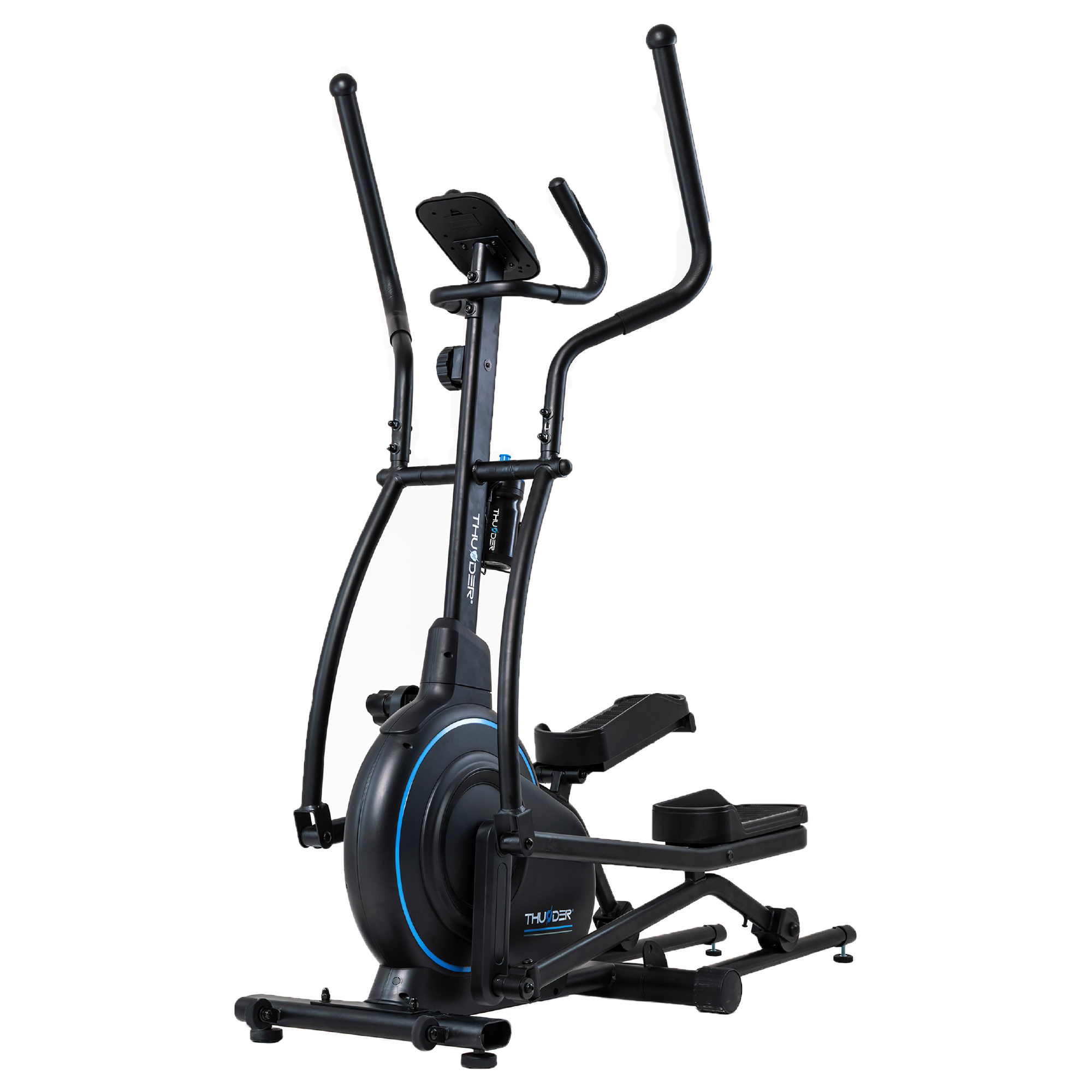 Orbitrek na białym tle. Jest czarny z niebieskimi akcentami. Maszyna jest skierowana w stronę kamery.