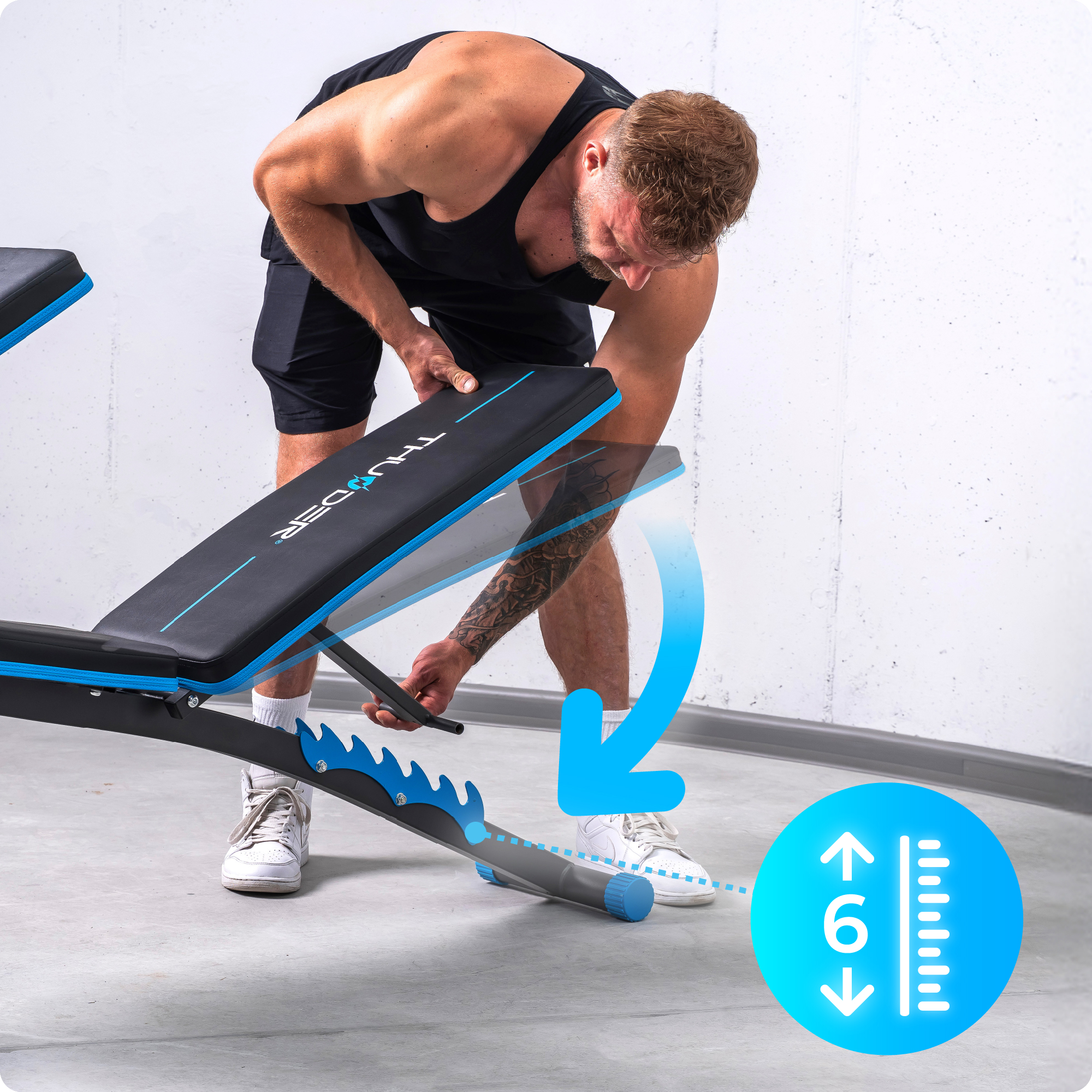 Mężczyzna regulujący ławkę do ćwiczeń. Strzałka pokazuje zakres regulacji ławki.