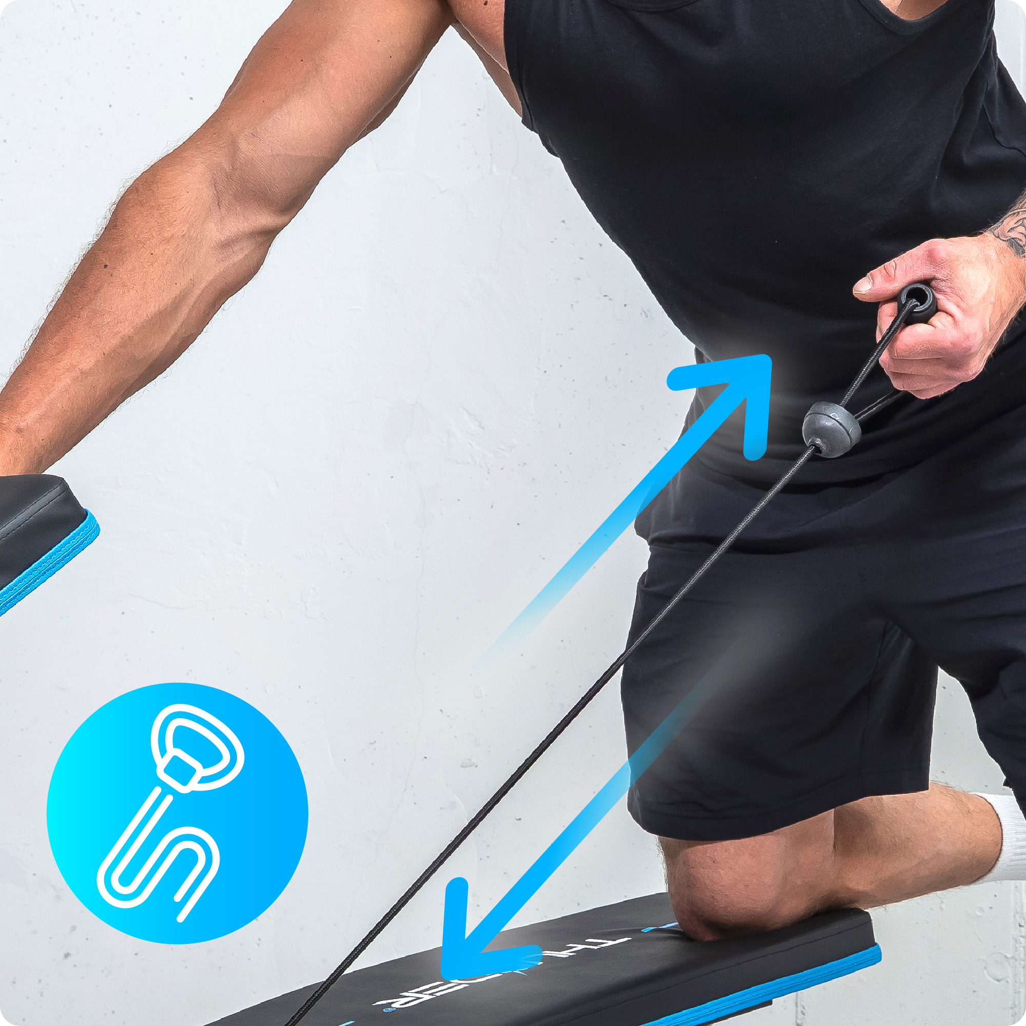 Zbliżenie na osobę korzystającą z ławki do ćwiczeń z taśmami oporowymi.