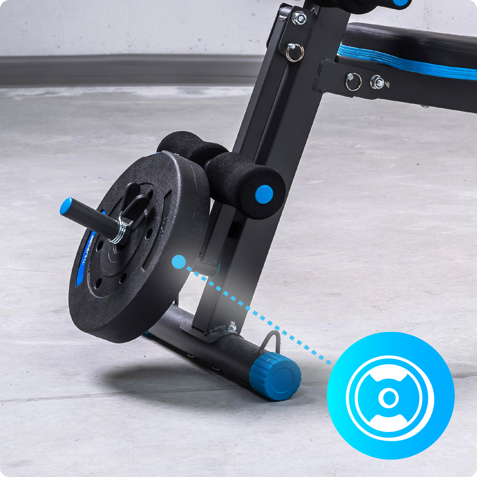 Zbliżenie na talerz obciążenia na ławce do ćwiczeń z niebieskim akcentem.