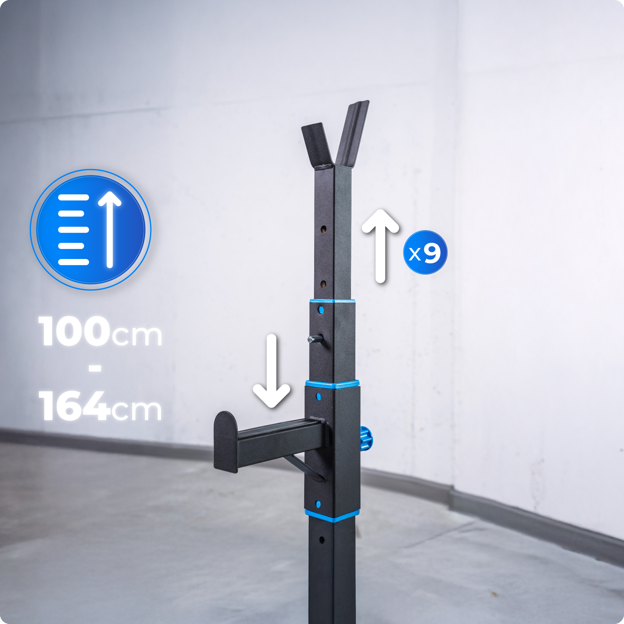 Zbliżenie stojaka do przysiadów z wymiarami. Stojak jest czarny i niebieski.
