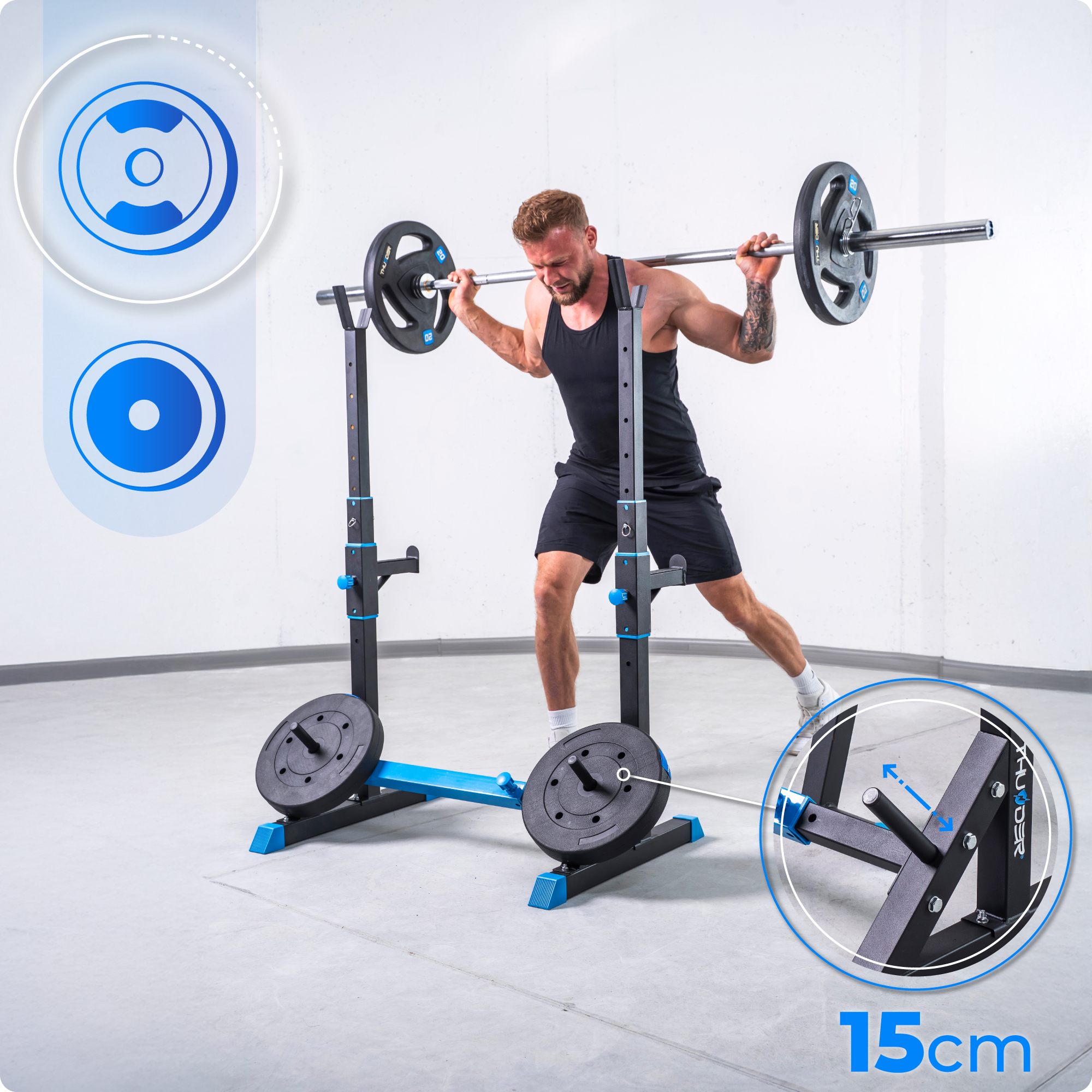 Mężczyzna robi przysiady z ciężarami na stojaku do przysiadów. Na stojaku i podłodze są talerze.