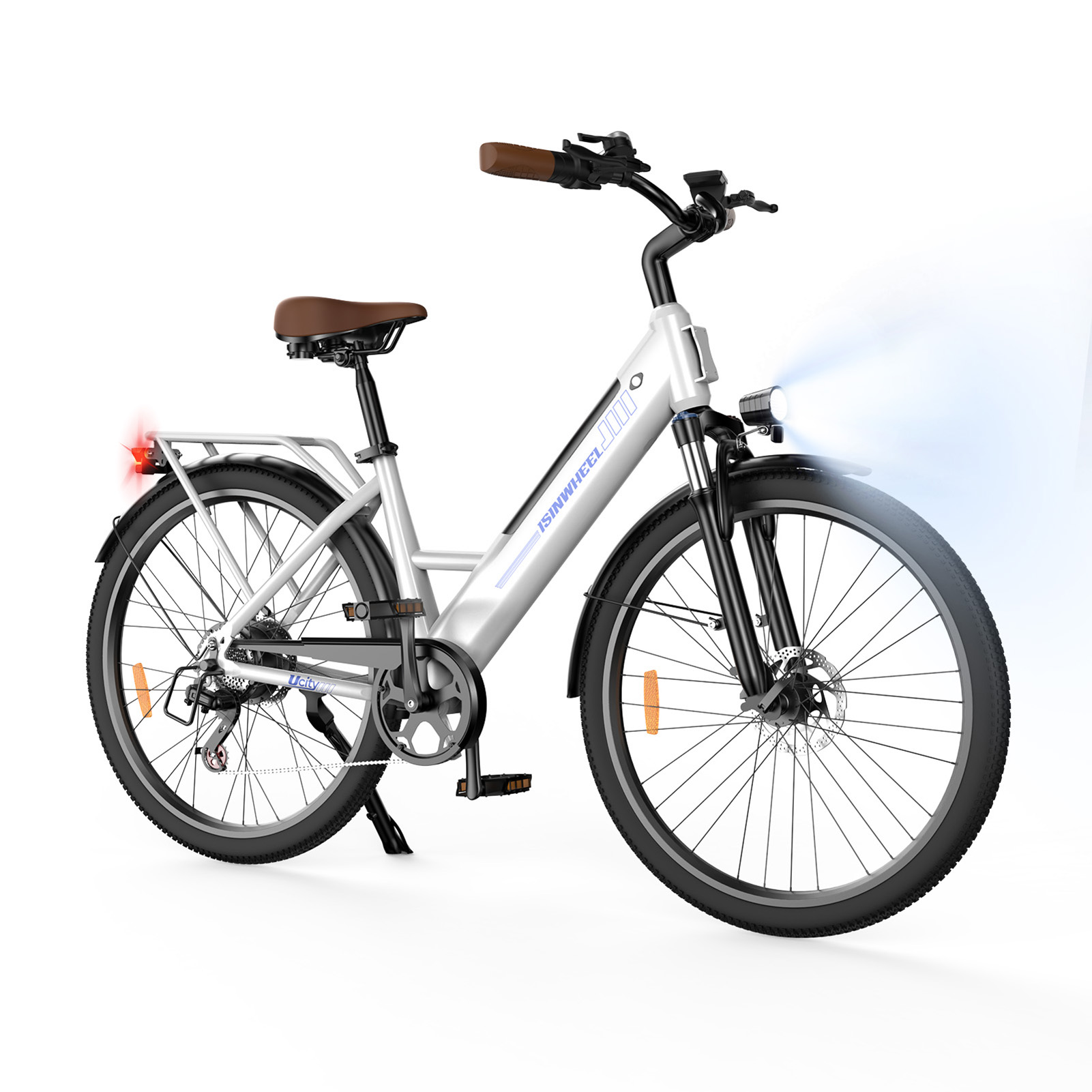 Biały rower elektryczny z brązowym siodełkiem, włączonym reflektorem i bagażnikiem na białym tle.