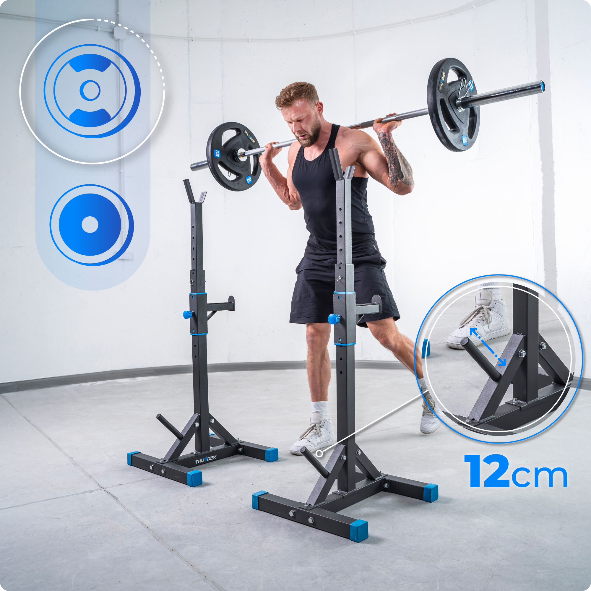 Mężczyzna robi przysiady ze sztangą na stojaku czarno-niebieskim. Szczegóły pokazują wysokość stojaka na 12 cm.