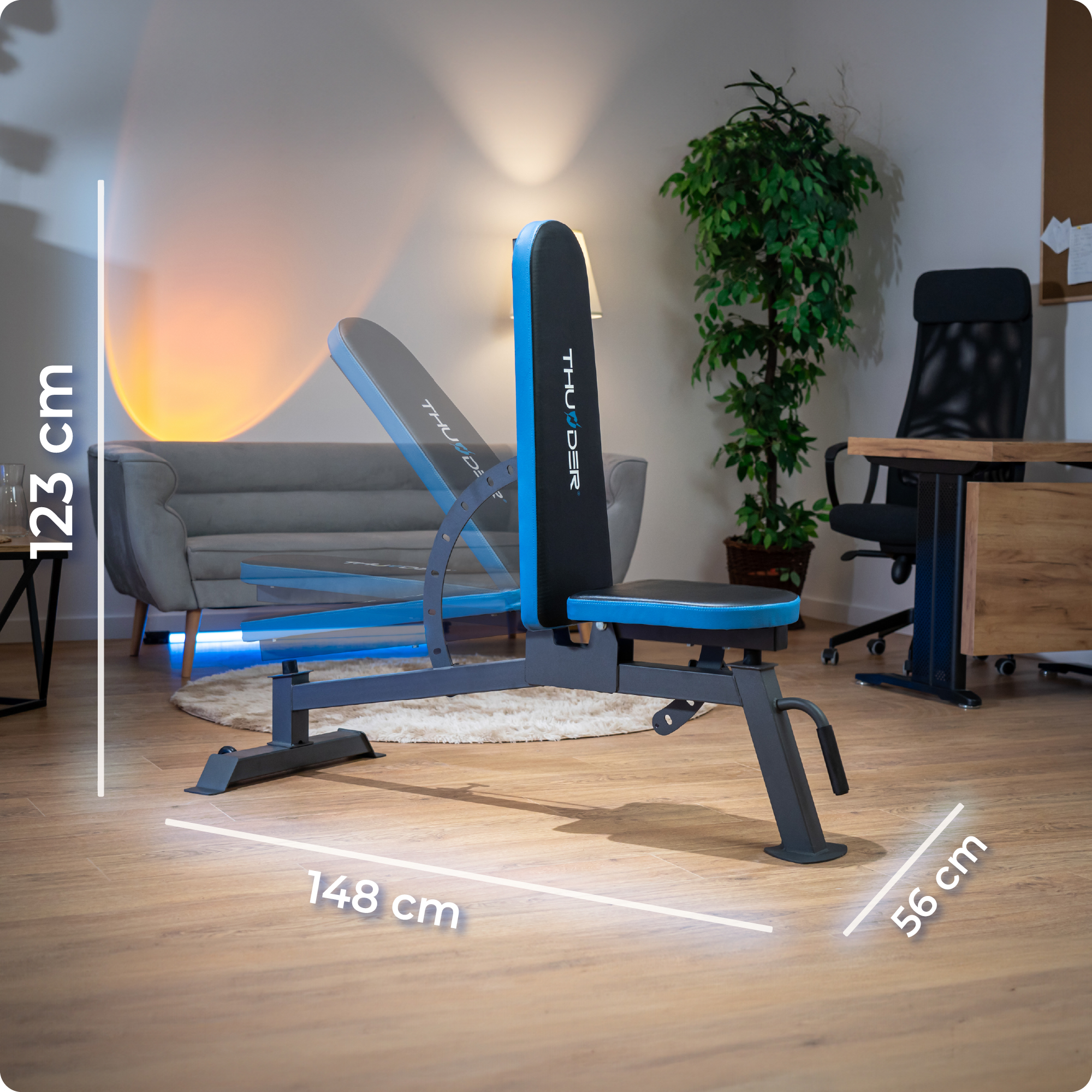 Czarno-niebieska regulowana ławka do ćwiczeń w pokoju. Pokazane wymiary.