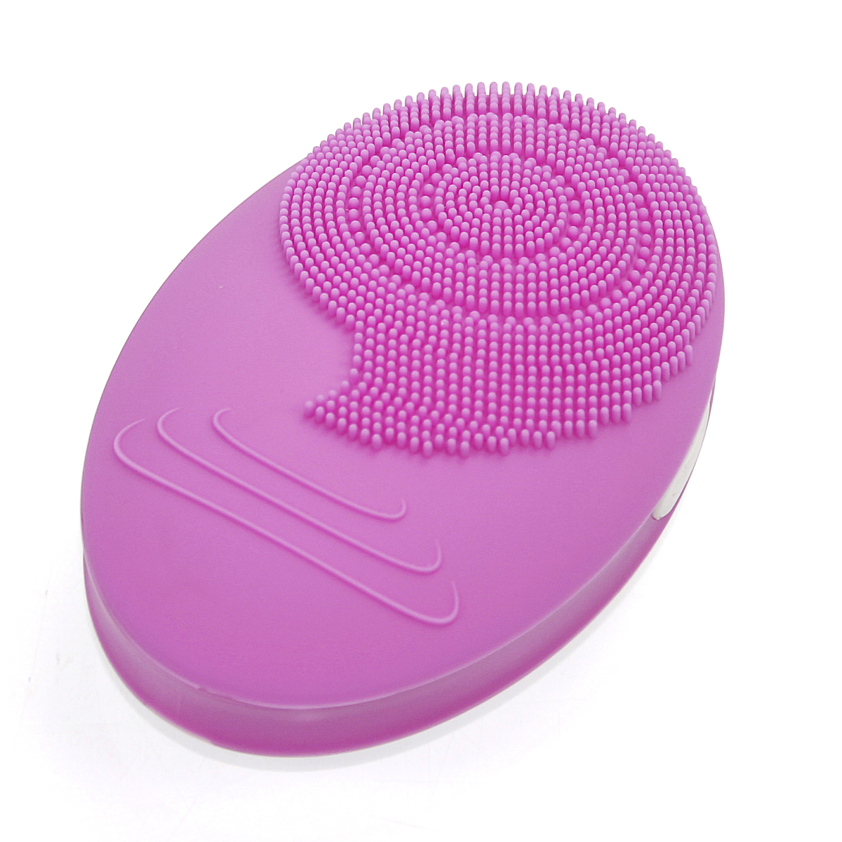 Un cepillo de limpieza facial rosa. El cepillo tiene forma ovalada con una superficie de cerdas texturizada. Fondo blanco.