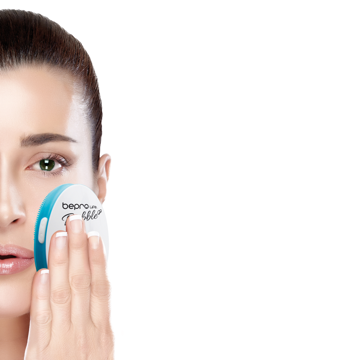 Una mujer está usando un cepillo de limpieza facial azul y blanco en su rostro. El cepillo está en su mejilla.