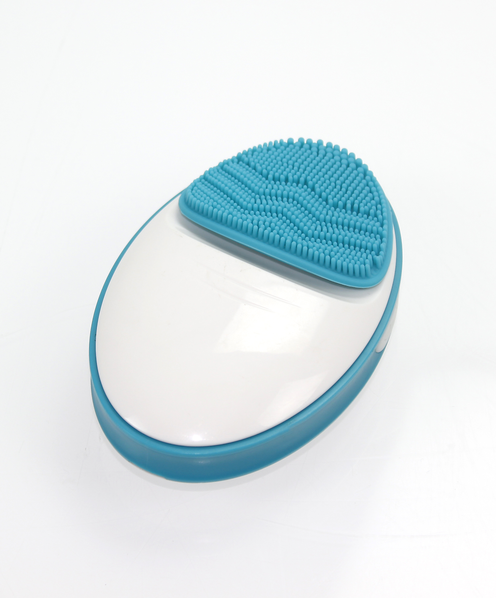 Un cepillo facial blanco y turquesa. El cepillo tiene una base blanca y un área de cerdas turquesa.