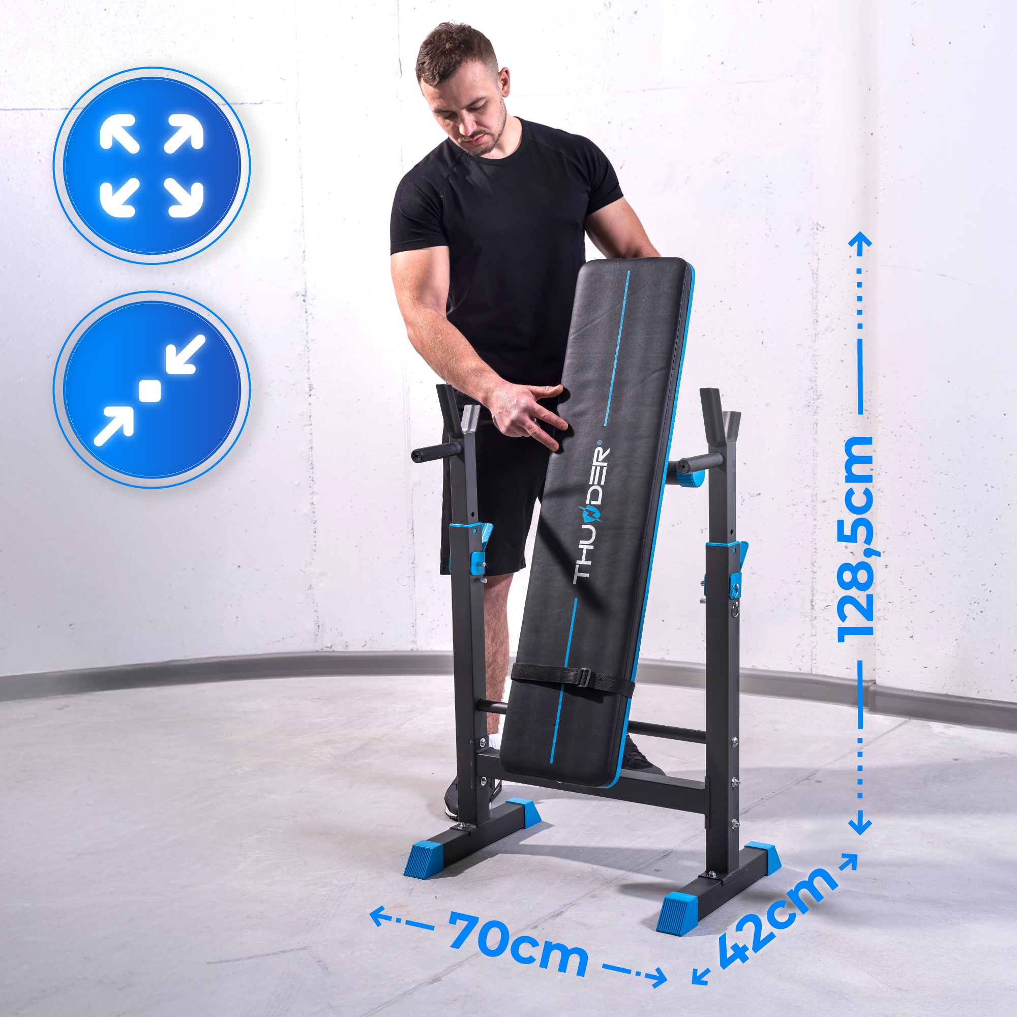 Mężczyzna reguluje oparcie ławki do ćwiczeń. Ławka jest czarna i niebieska. Niebieska ikona w rogu.