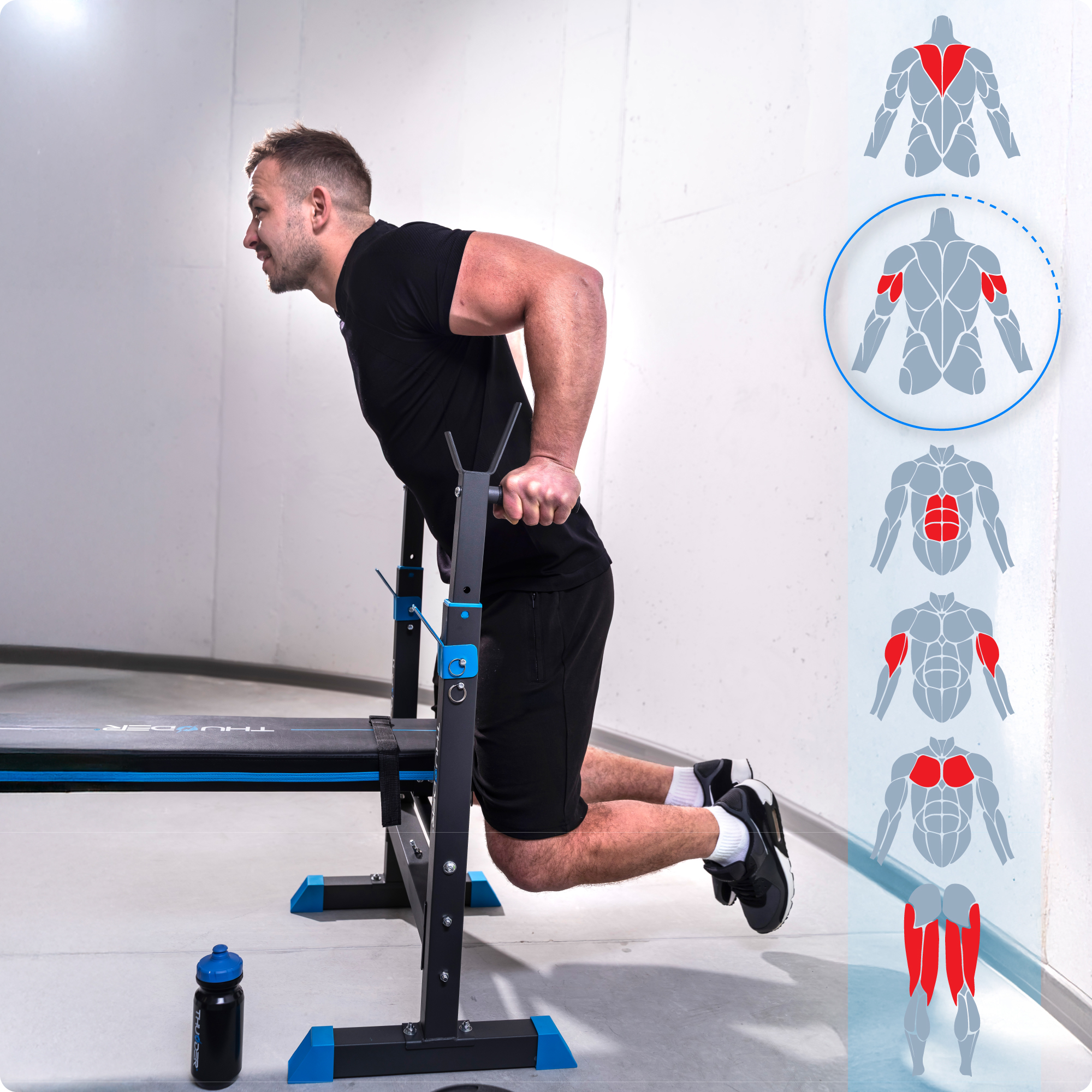 Mężczyzna robi pompki na ławce. Niebieska butelka z wodą leży na podłodze. Schematy mięśni z tyłu.
