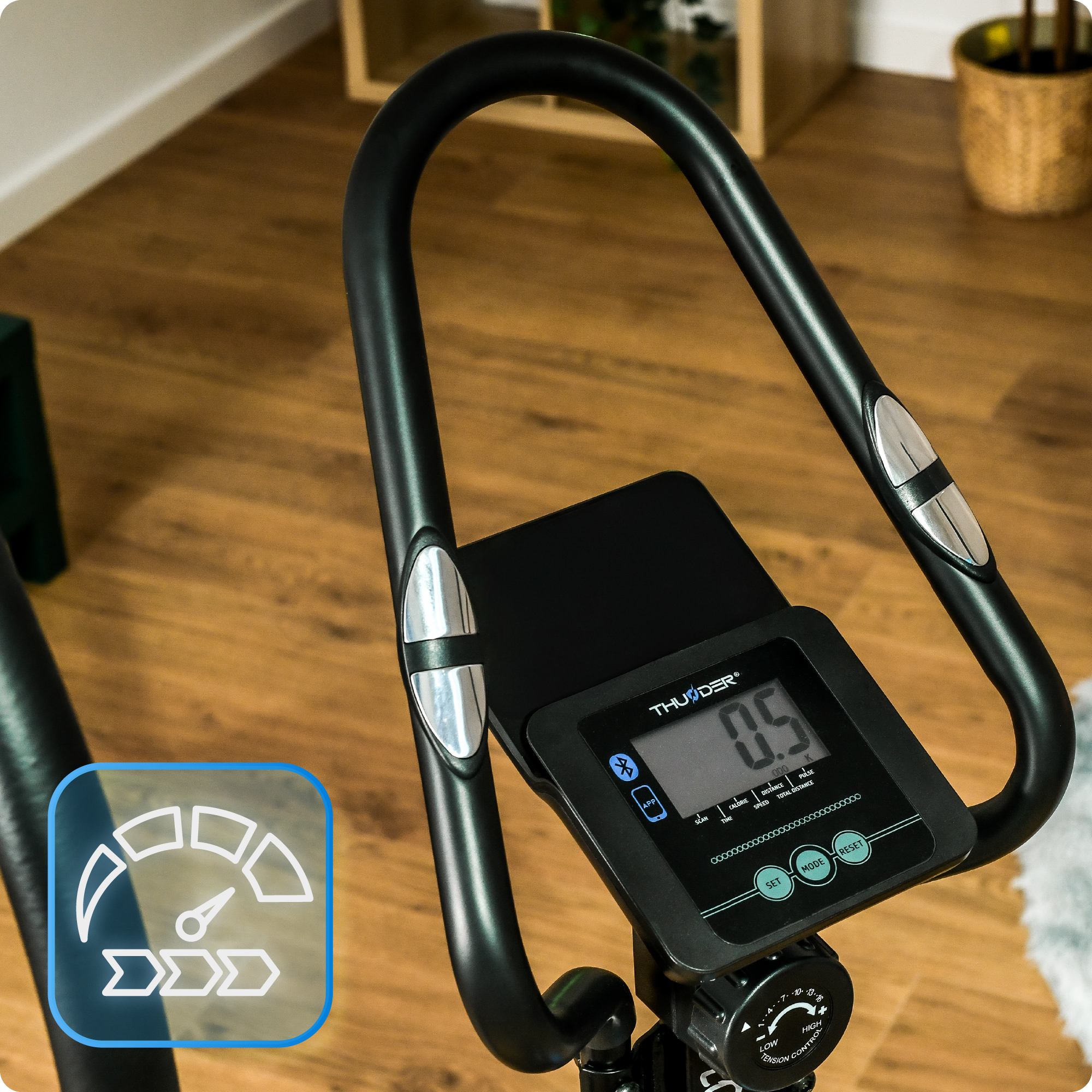 Zbliżenie na wyświetlacz maszyny eliptycznej. Pokazuje prędkość i poziomy oporu. Czarne uchwyty.