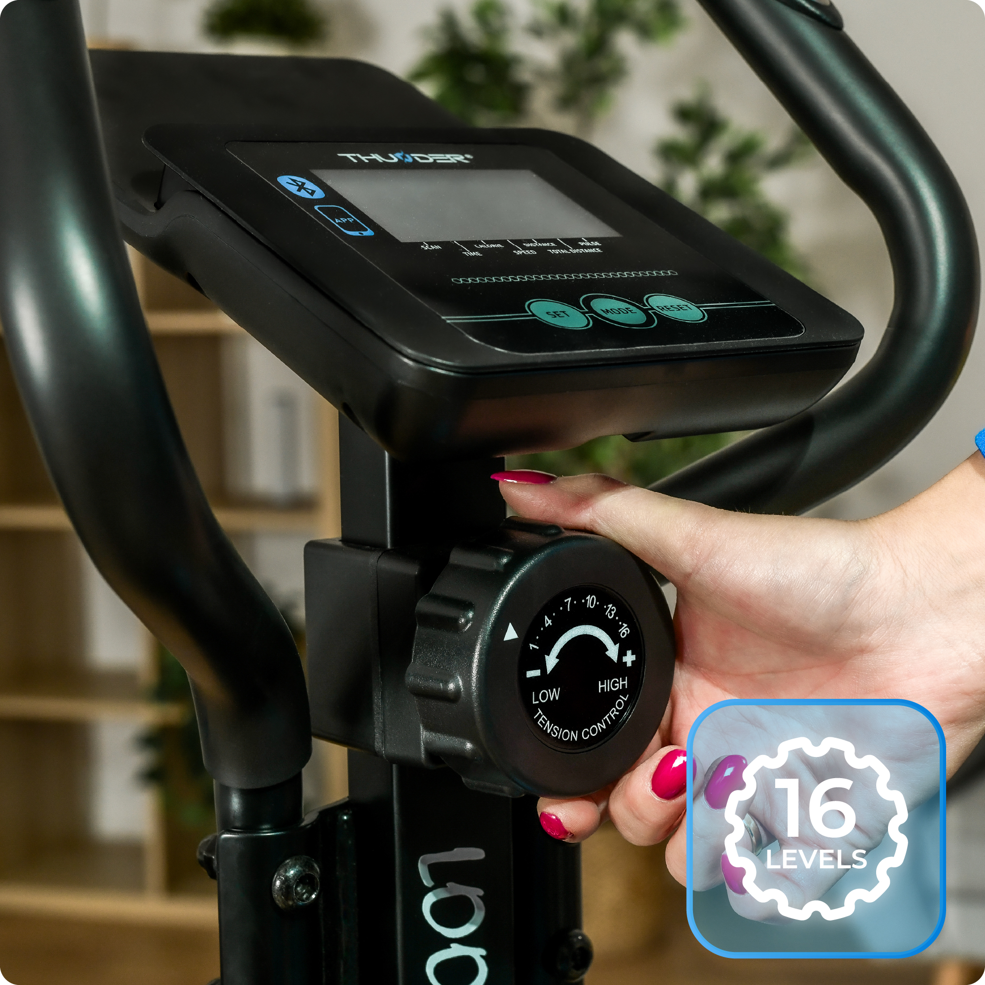 Zbliżenie pokrętła sterowania na maszynie eliptycznej. 16 poziomów oporu. Ręka reguluje.