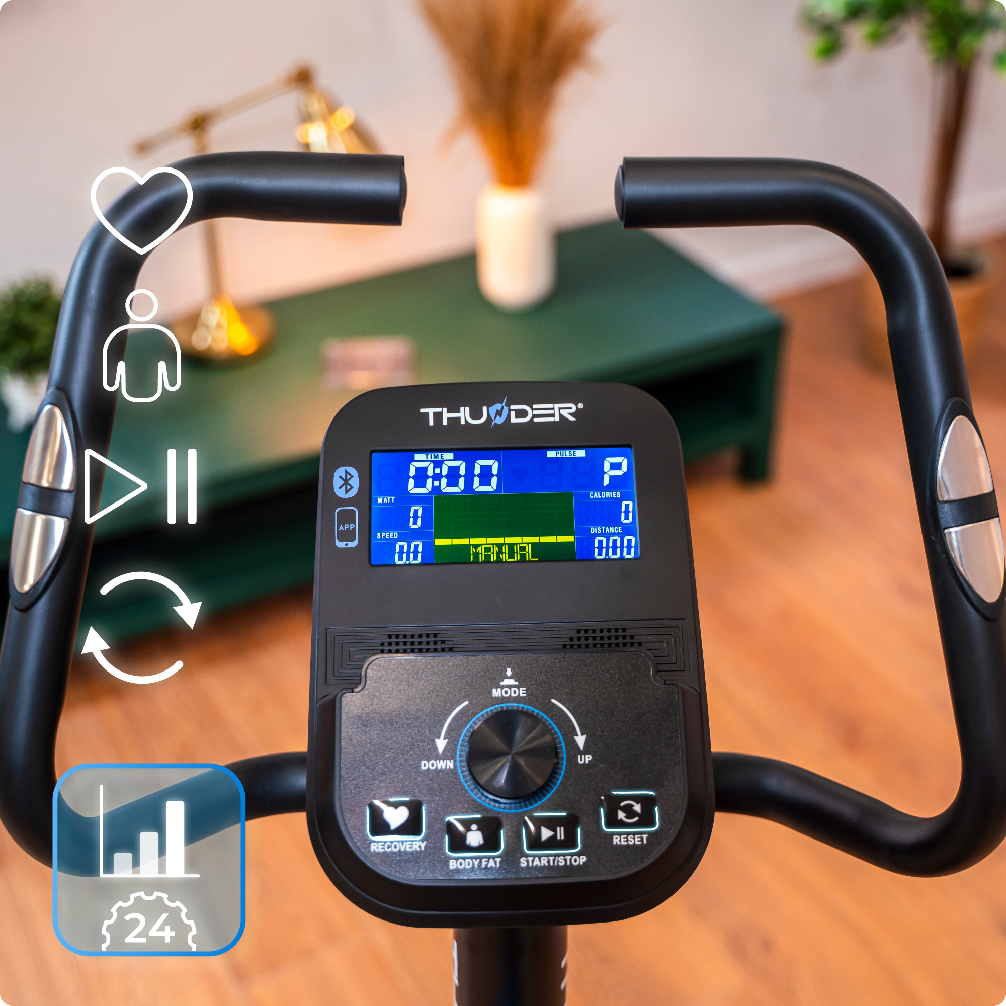 Zbliżenie na wyświetlacz roweru treningowego. Pokazane są różne wskaźniki: czas, prędkość, kalorie i puls.