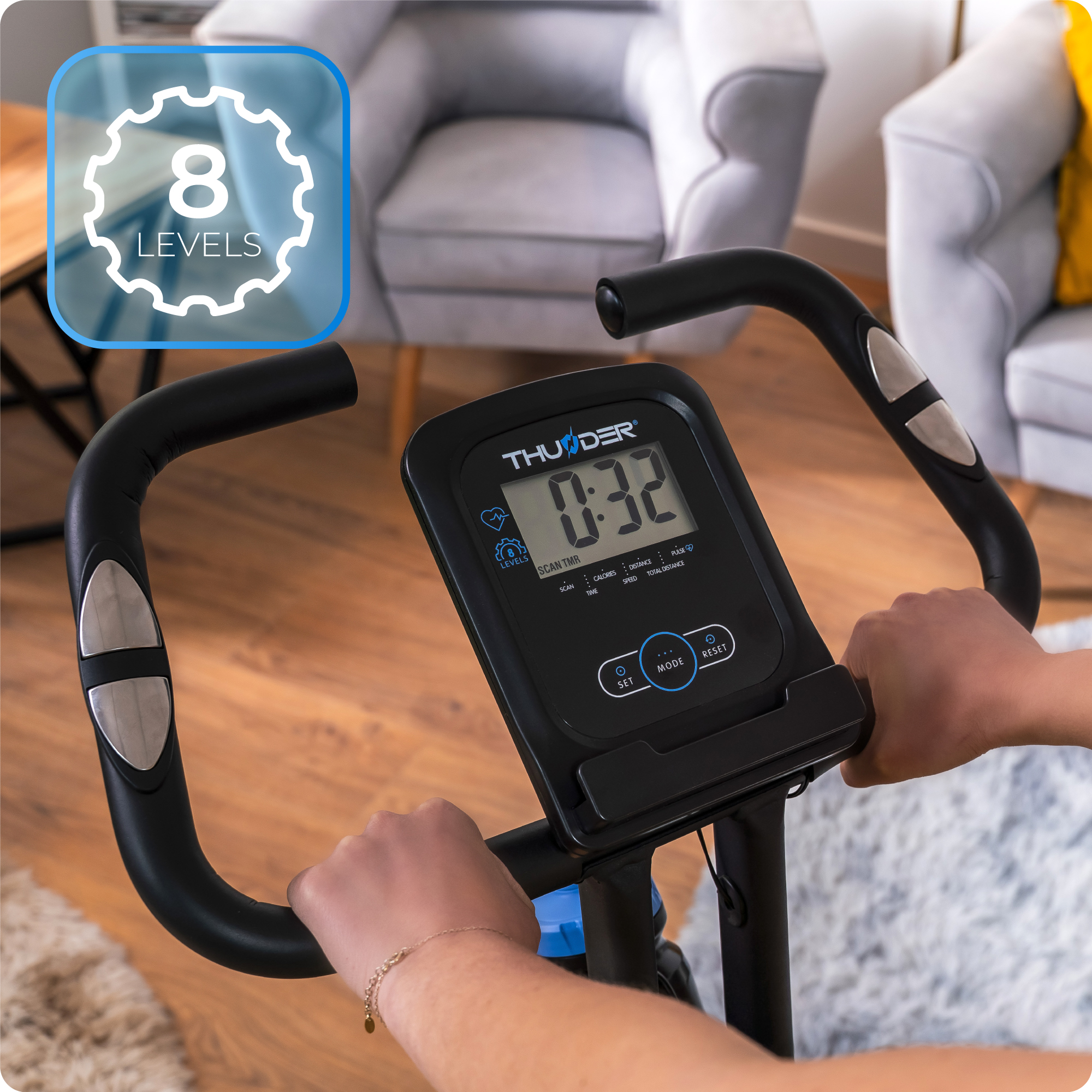 Zbliżenie kierownicy roweru treningowego. Wyświetlacz pokazuje czas i poziom. 8 poziomów podświetlonych.