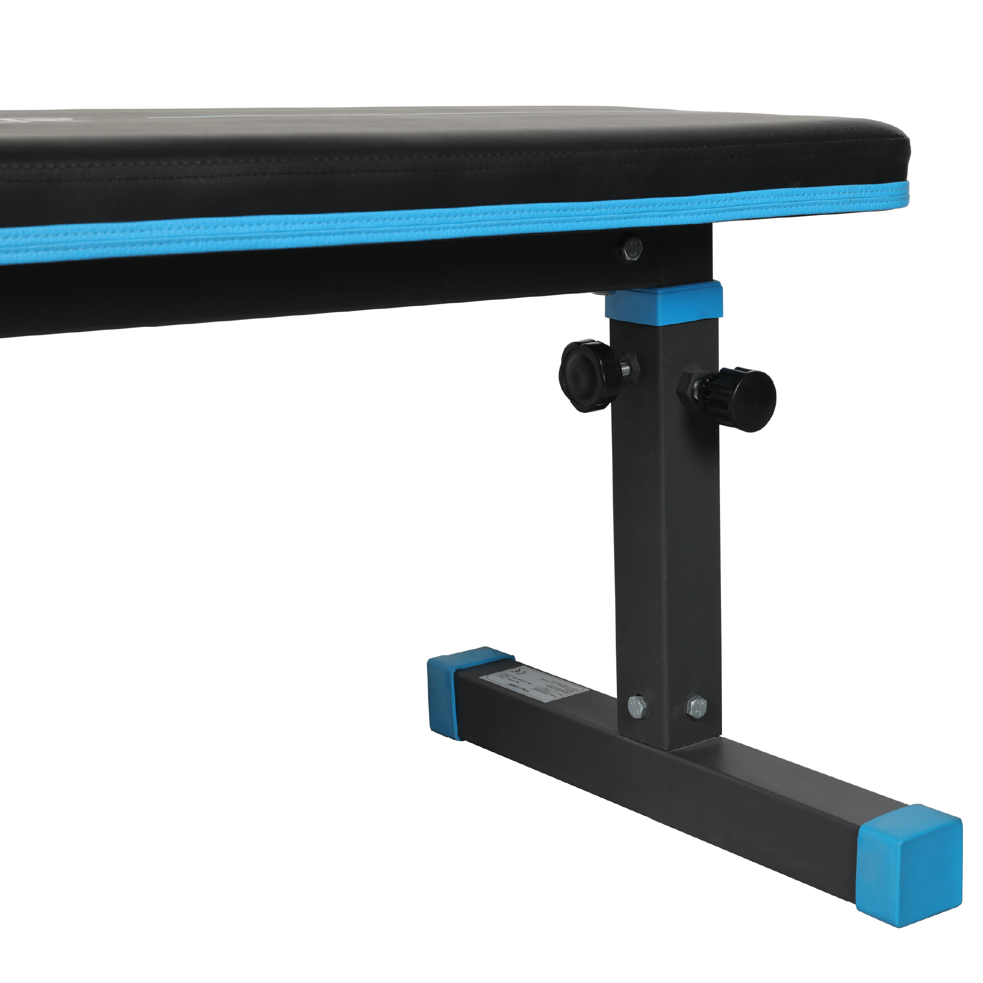 Ławka do ćwiczeń z czarnym siedziskiem i niebieskimi akcentami. Ławka na białym tle.