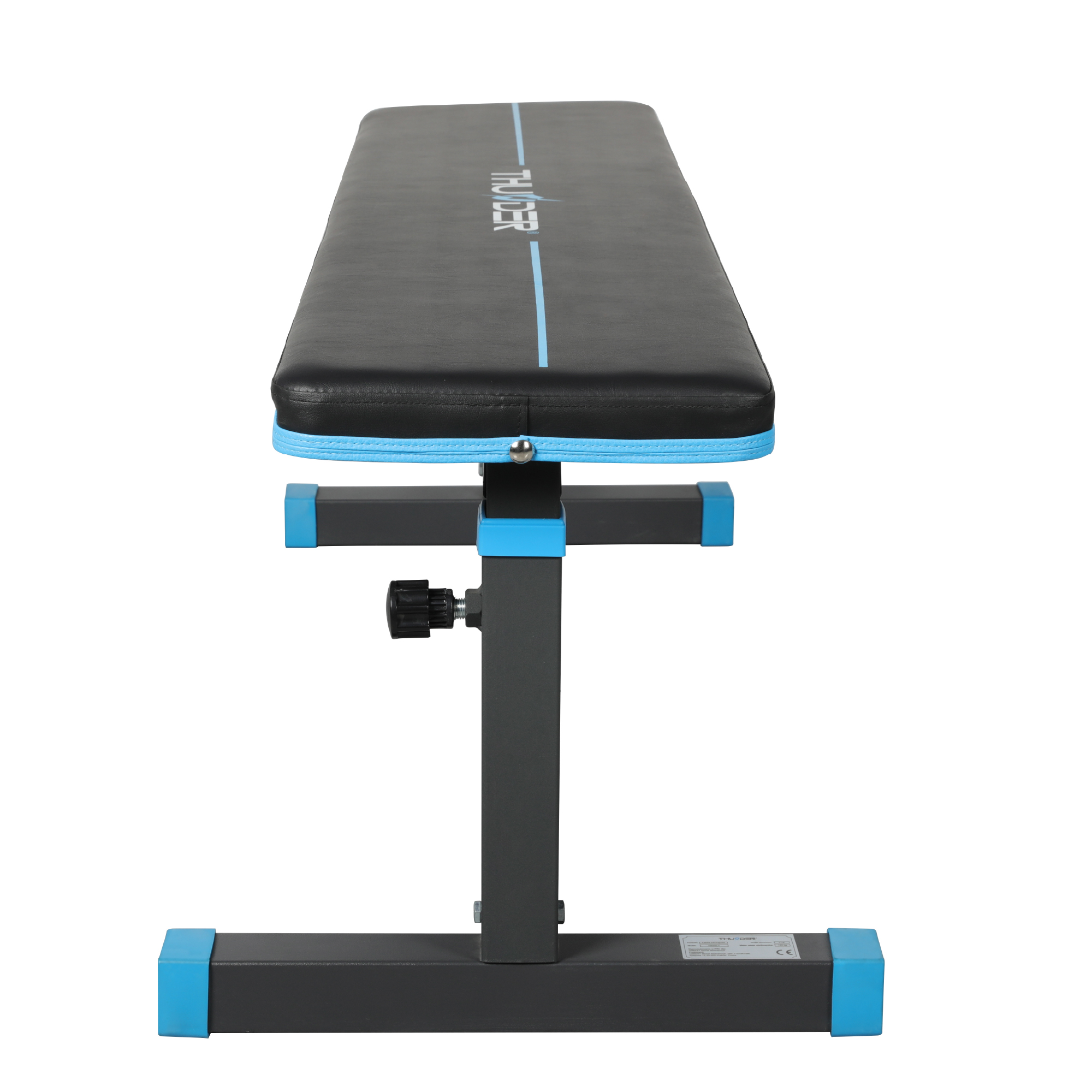 Zbliżenie czarno-niebieskiej ławki do ćwiczeń. Ławka ma czarną, wyściełaną powierzchnię z niebieskimi wykończeniami i nogami. Marka THUNDER jest widoczna.