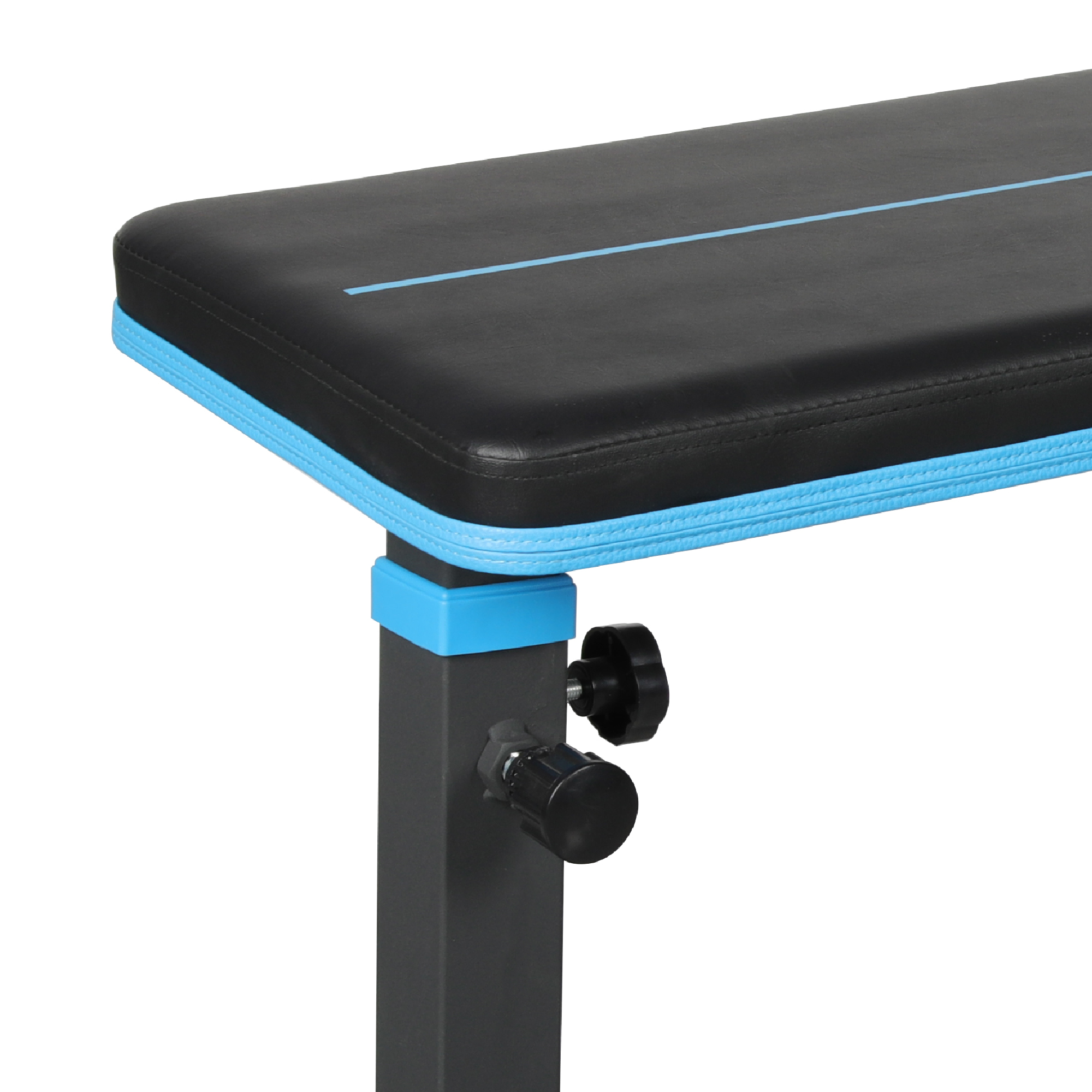 Zbliżenie czarno-niebieskiej ławki do ćwiczeń. Ławka ma czarną, wyściełaną powierzchnię z niebieskimi wykończeniami i nogami. Marka THUNDER jest widoczna.