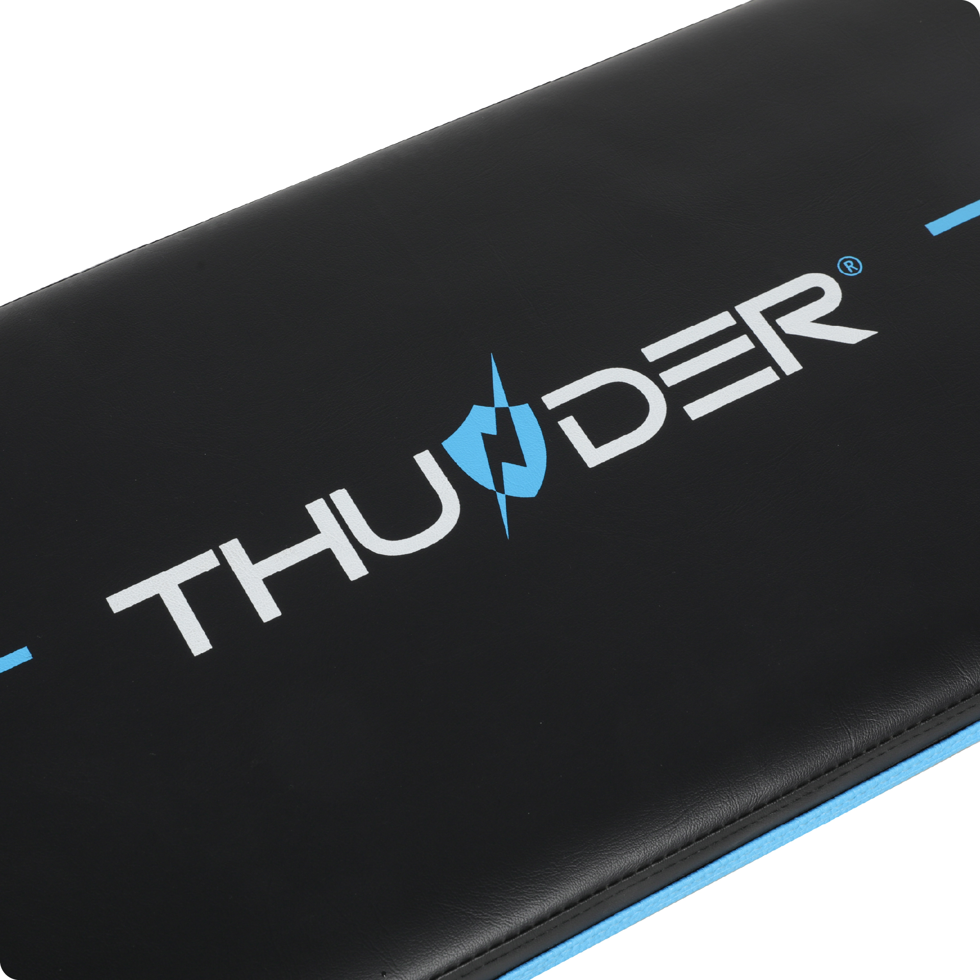 Zbliżenie czarnej ławki do ćwiczeń z marką THUNDER. Ławka ma niebieskie wykończenia i logo błyskawicy.