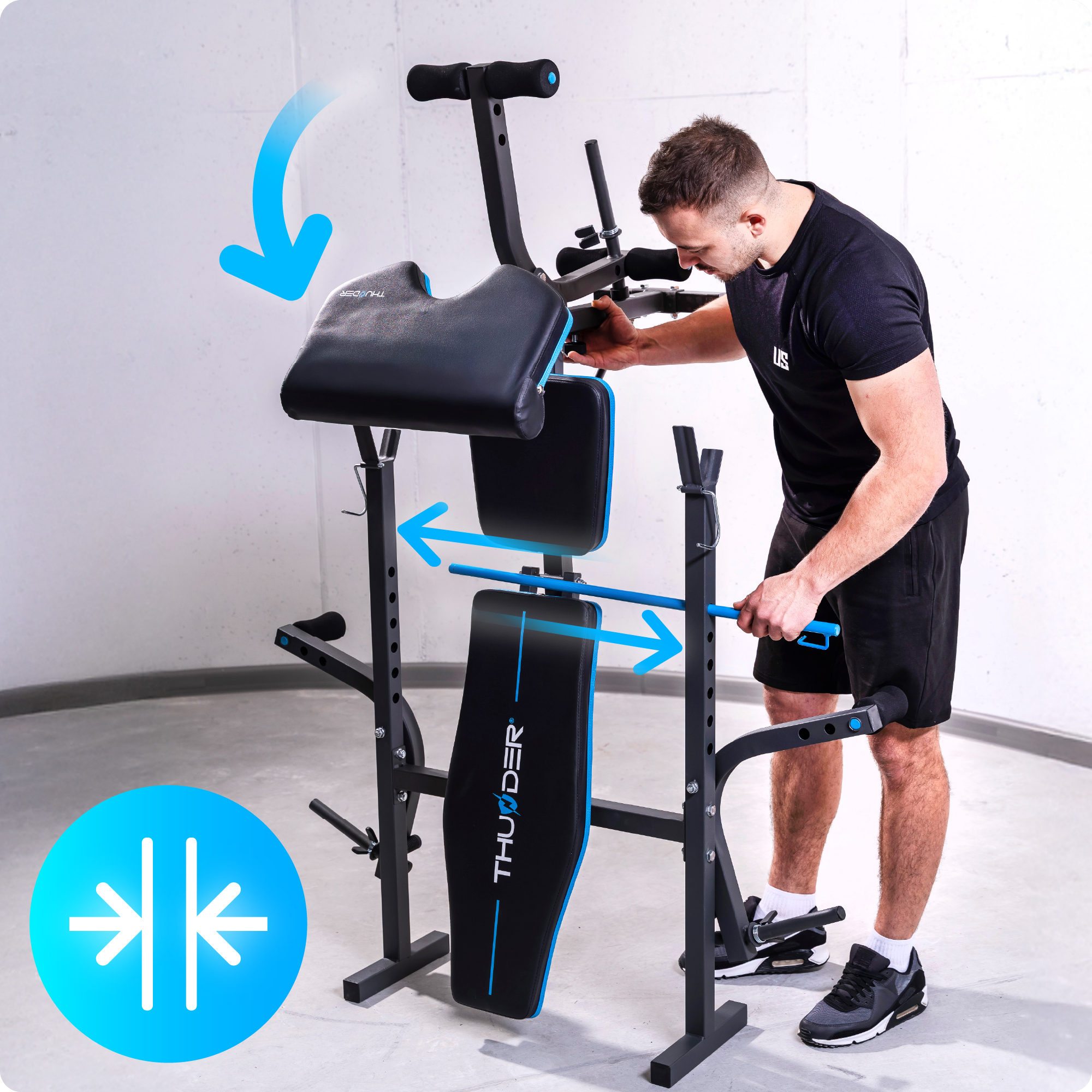Mężczyzna reguluje ławkę do ćwiczeń. Ławka ma markę THUNDER. Strzałki wskazują regulację szerokości ławki.
