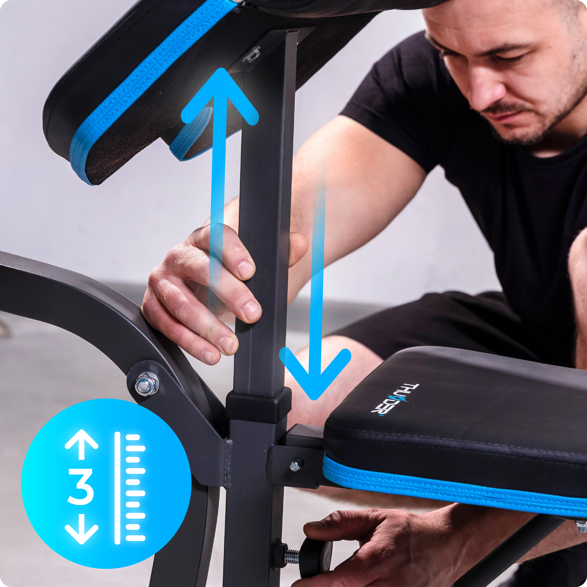 Mężczyzna reguluje ławkę do ćwiczeń. Ławka ma markę THUNDER. Strzałki wskazują regulację wysokości.