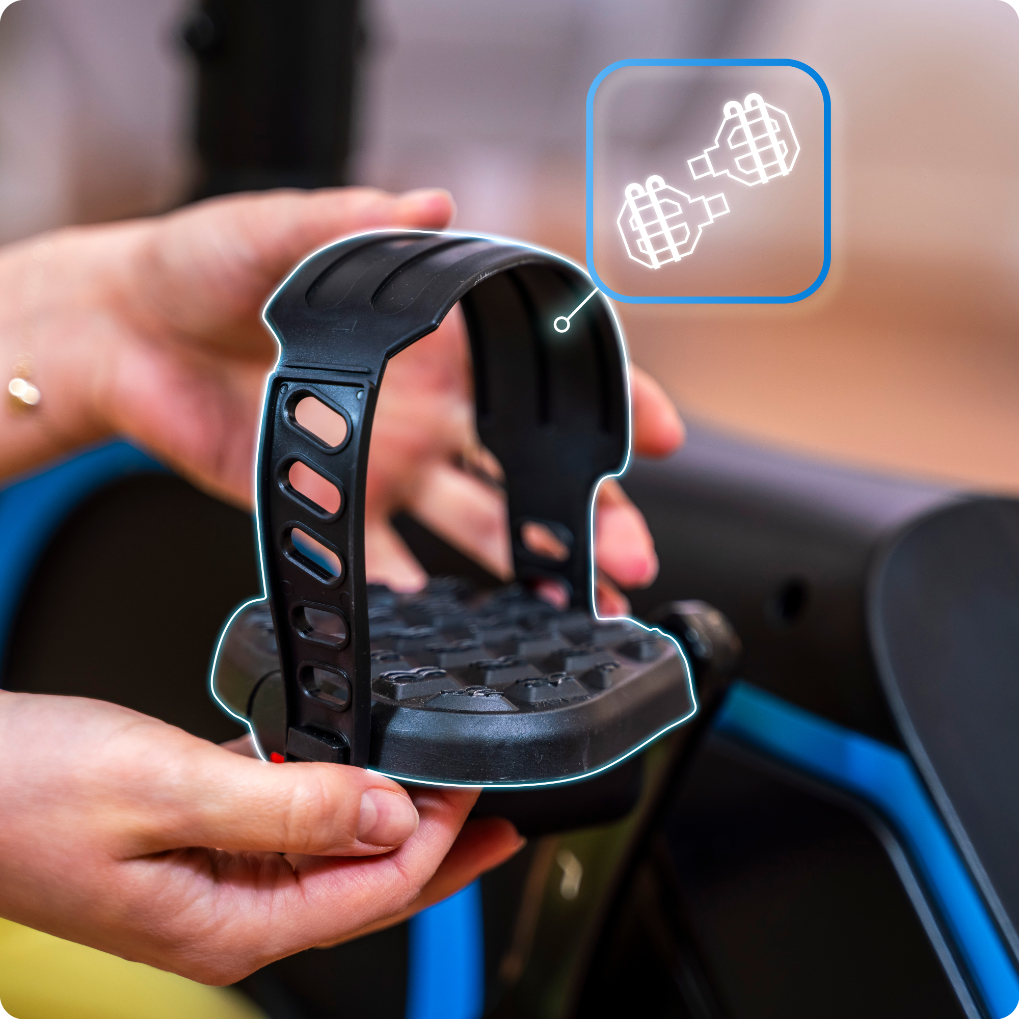 Dłonie trzymające pedał roweru poziomego.