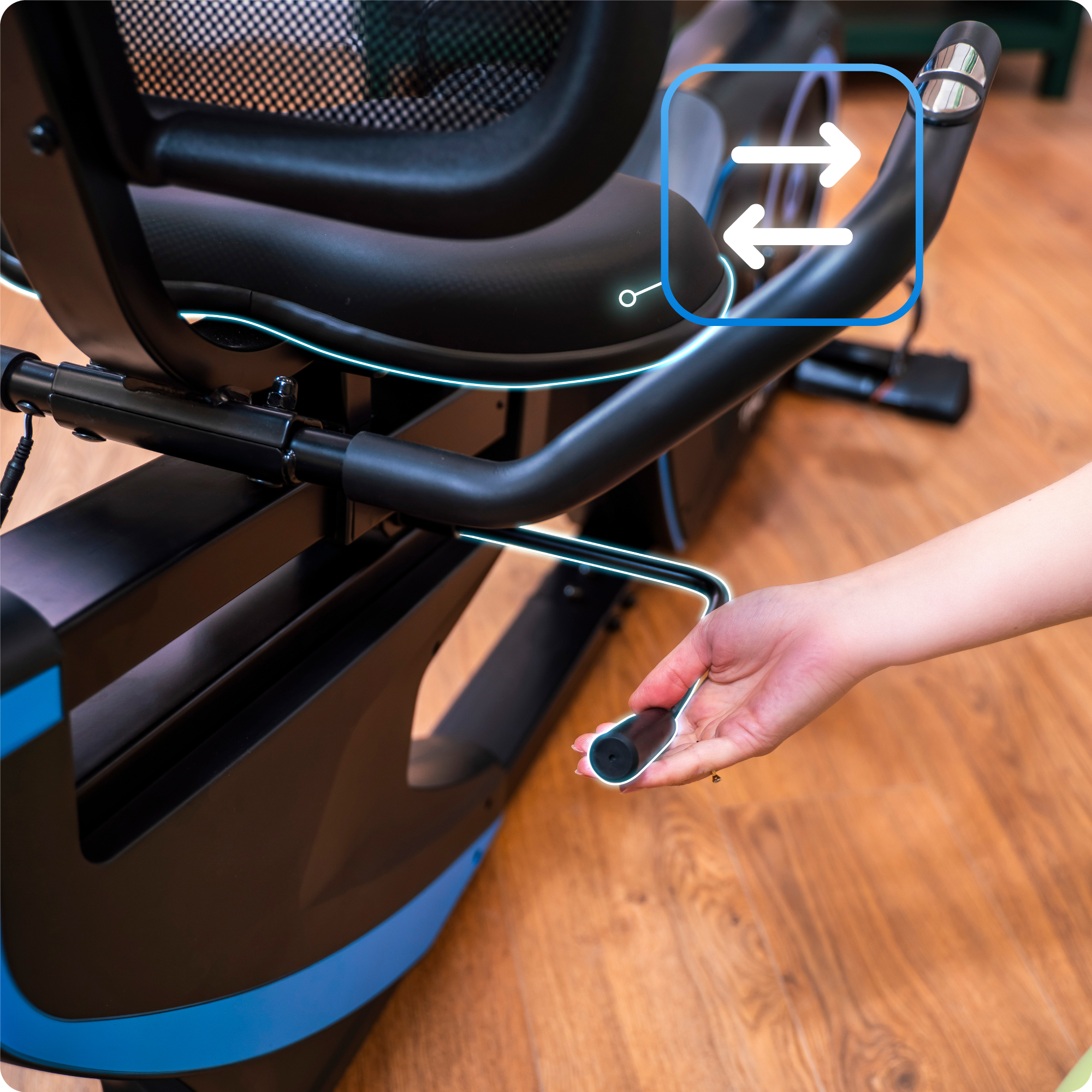 Osoba reguluje maszynę do ćwiczeń. Maszyna jest czarno-niebieska, ze strzałkami wskazującymi regulacje.