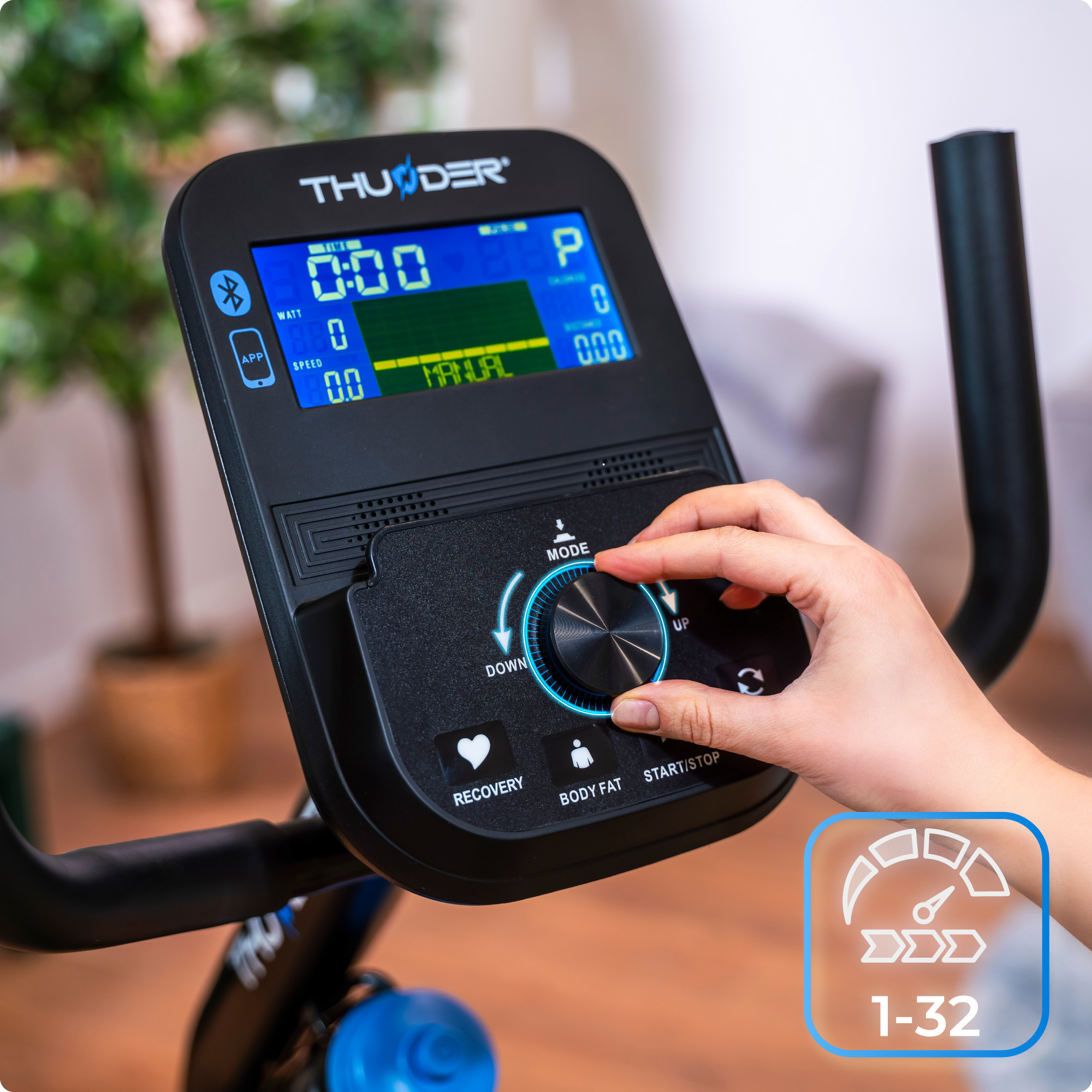 Dłoń regulująca panel sterowania maszyny eliptycznej.