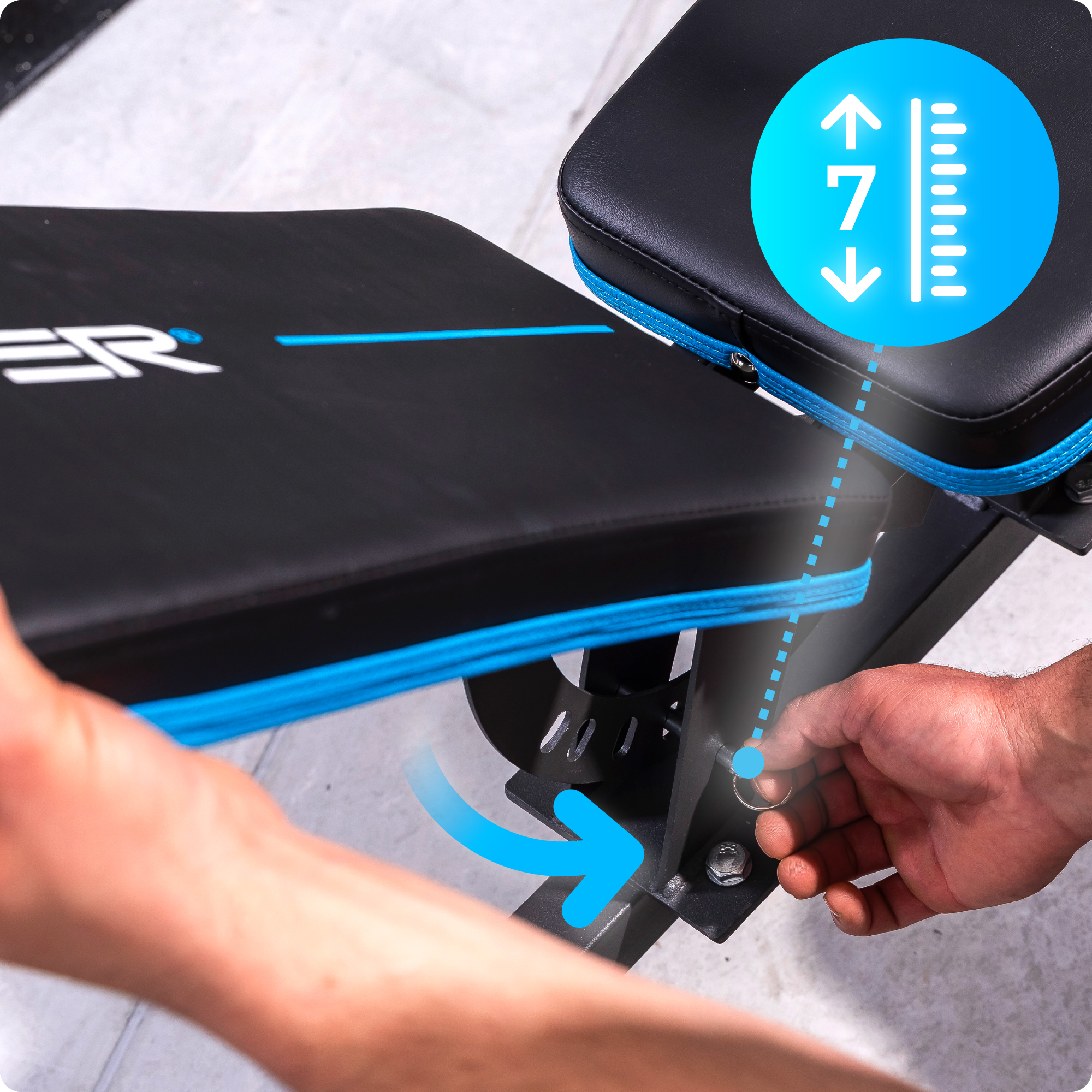 Ławka do ćwiczeń jest regulowana. Ręka wyciąga szpilkę. Wykres wskazuje 7 poziomów regulacji wysokości.