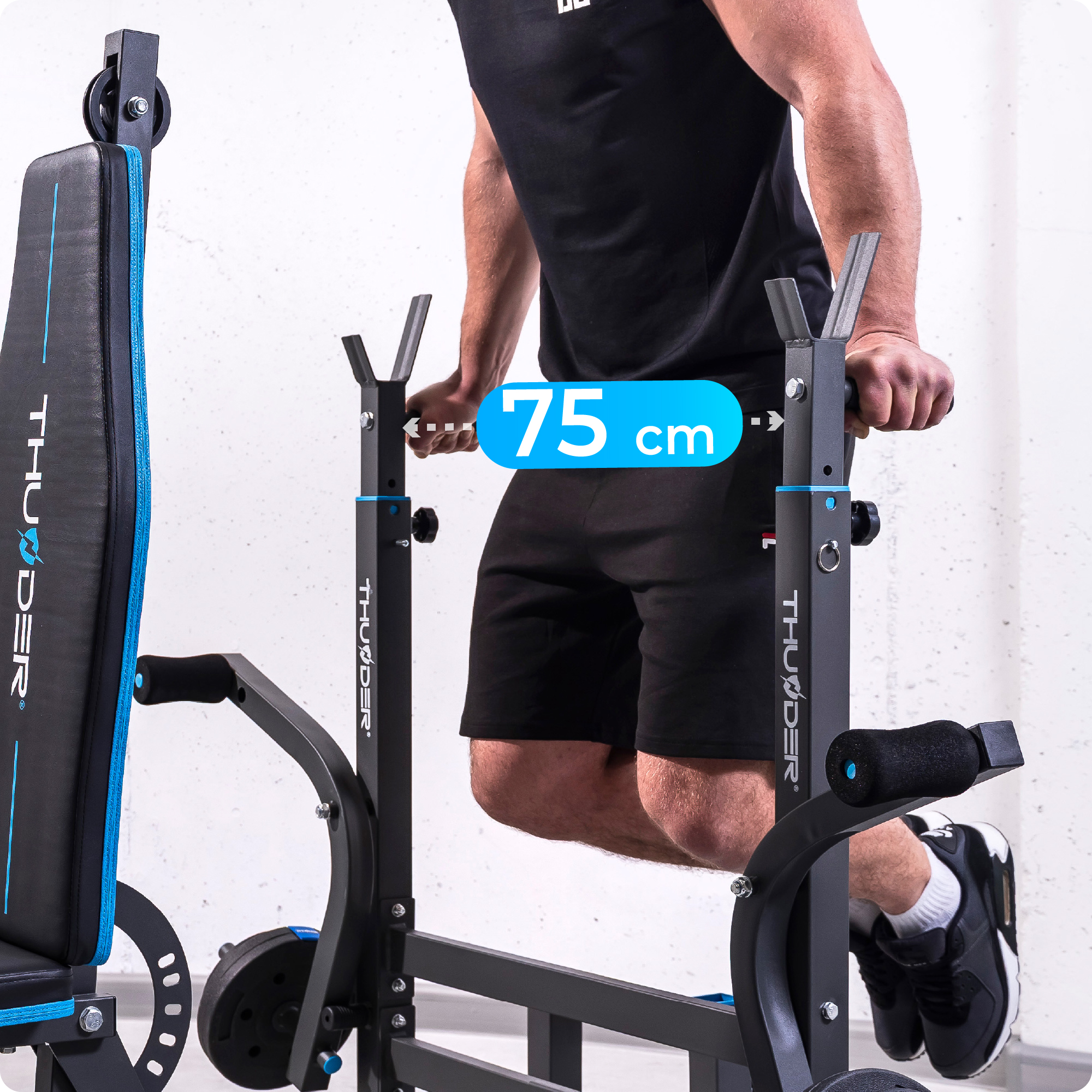 Mężczyzna robi pompki na triceps na maszynie do ćwiczeń. Wyświetlana jest miara 75 cm.